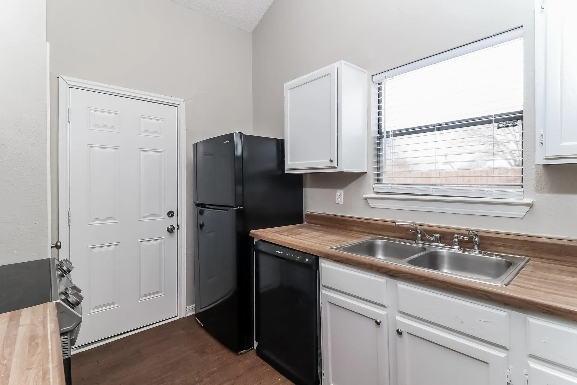 Single Family Residence For Sale in Tarrant County , 4713 Poppy Drive E, Fort Worth, Texas 76137, 3 Bedroom, 2 Bathroom, Garage spaces, 1,294 Sqft, built in 1984, Preowned, mls#21189137, Real Estate Agent in Fort Worth, Homes For Sale in Tarrant county, Homes For Sale in Fort Worth, Realtor in Fort Worth Texas, Real Estate Brokerage Independent Realty Texas, Luminita Cordes Realtor