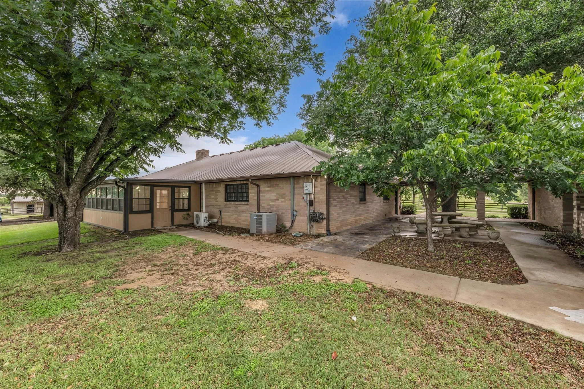 Farm For Sale in Mc Lennan County , 15796 Chapel Road, Lorena, Texas 76655, 4 Bedrooms, 3 Bathrooms, 4 Garage spaces, 2,600 Sqft, built in 1975, Preowned, Price $2,700,000, mls#21194310, Real Estate Agent in Lorena, Homes For Sale in Mc Lennan county, Homes For Sale in Lorena, Realtor in Lorena Texas, Real Estate Brokerage Independent Realty Texas, Luminita Cordes Realtor