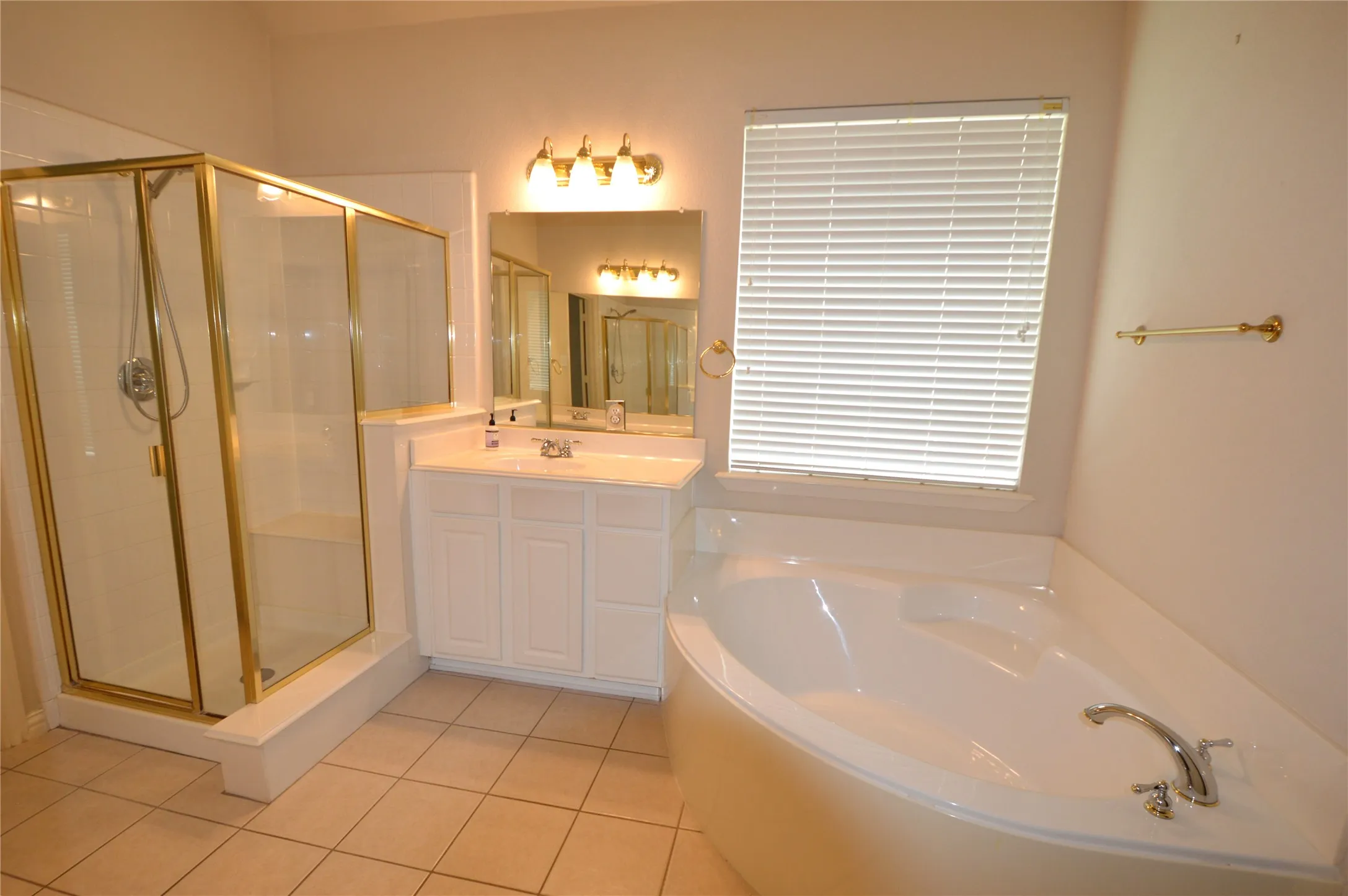Single Family Residence For Sale in Collin County , 1120 Surrey Lane, Allen, Texas 75013, 4 Bedroom, 2 Bathroom, 2 Garage spaces, 2,773 Sqft, built in 2000, mls#21176184, Real Estate Agent in Allen, Homes For Sale in Collin county, Homes For Sale in Allen, Realtor in Allen Texas, Real Estate Brokerage Independent Realty Texas, Luminita Cordes Realtor