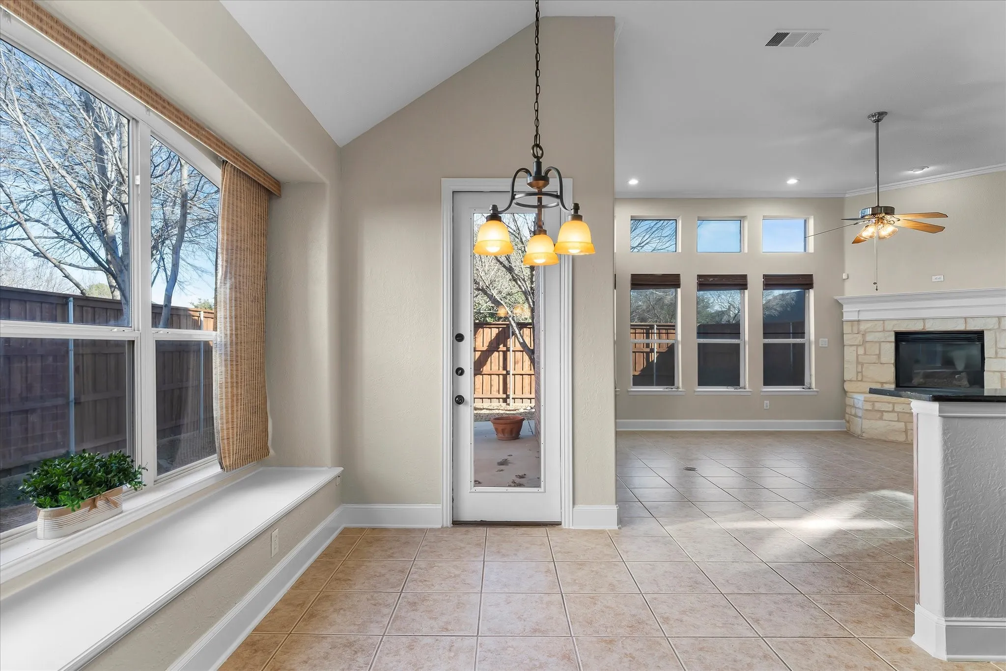 Breakfast Area and Window Seat