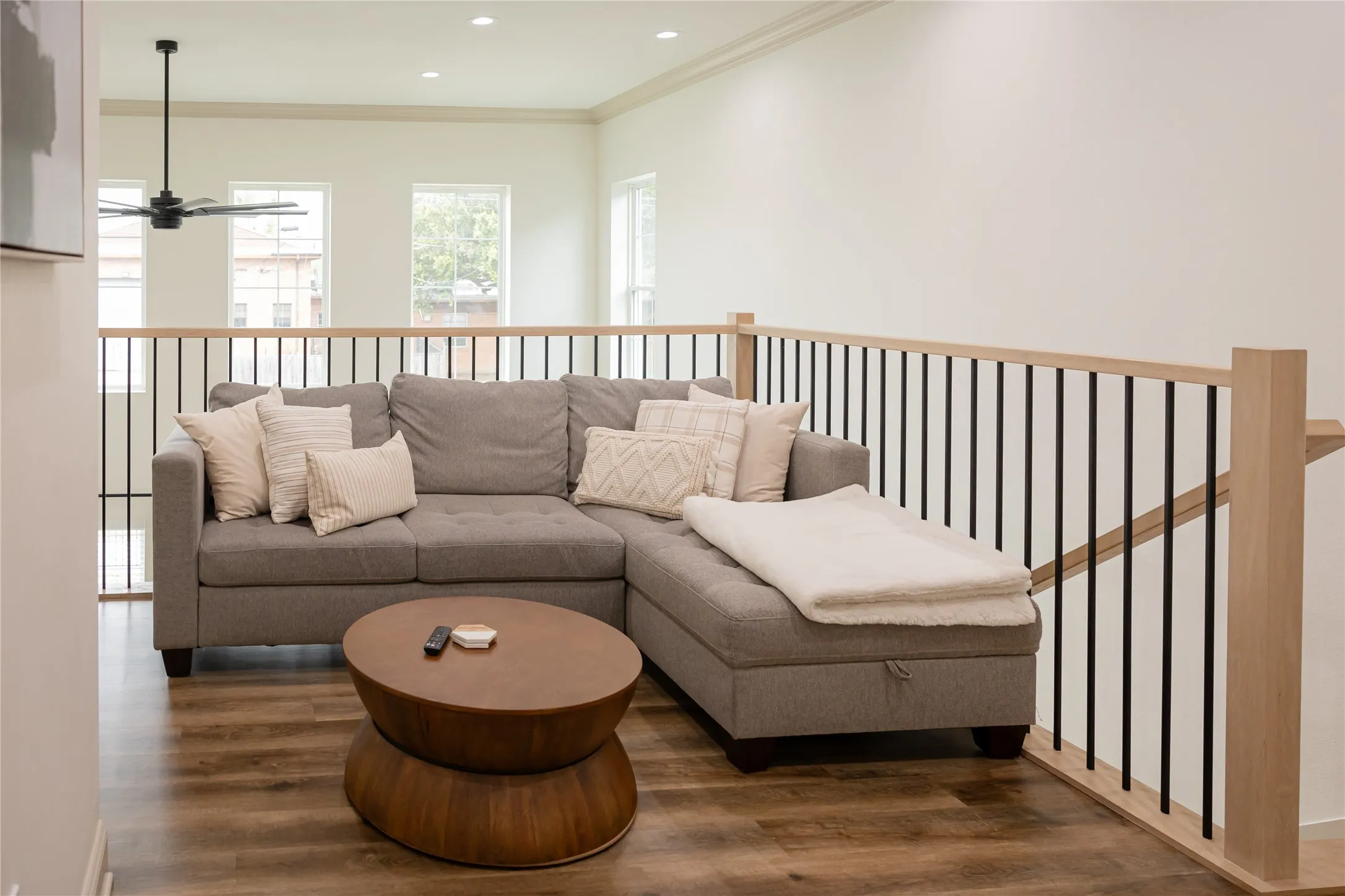 Living room featuring crown molding, wood finished floors, recessed lighting, and a ceiling fan