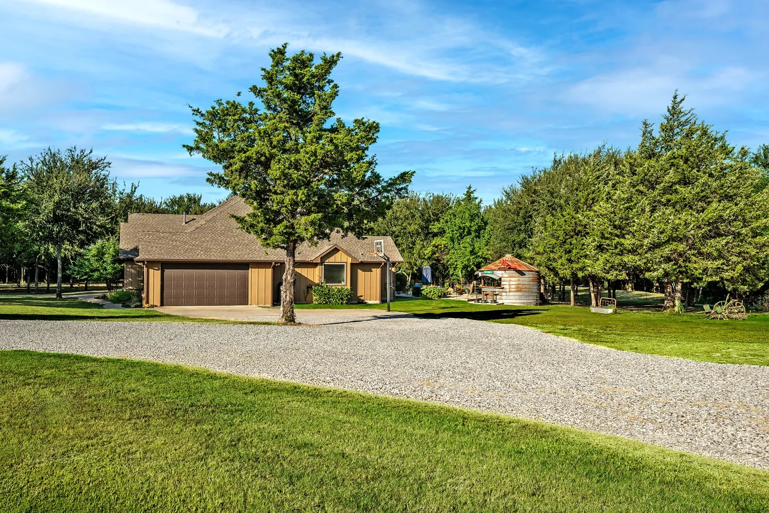Single Family Residence For Sale in Grayson County , 1011 Red Road, Howe, Texas 75459, 4 Bedroom, 3 Bathroom, 2 Garage spaces, 2,884 Sqft, built in 2015, Price $1,479,000, mls#21187799, Real Estate Agent in Howe, Homes For Sale in Grayson county, Homes For Sale in Howe, Realtor in Howe Texas, Real Estate Brokerage Independent Realty Texas, Luminita Cordes Realtor