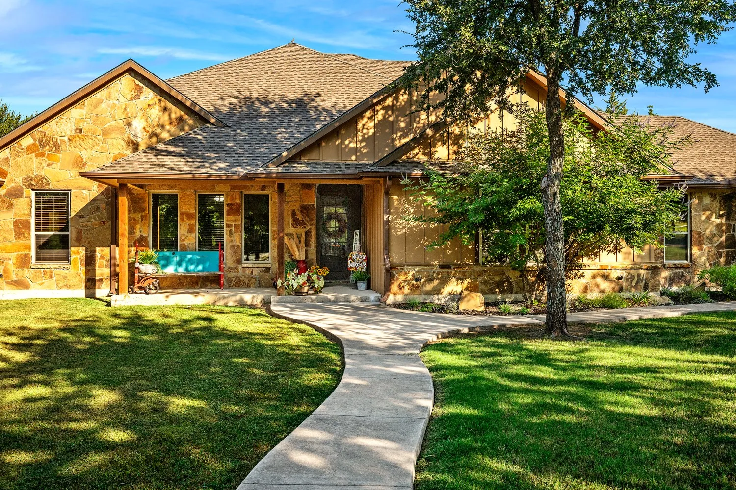 Single Family Residence For Sale in Grayson County , 1011 Red Road, Howe, Texas 75459, 4 Bedroom, 3 Bathroom, 2 Garage spaces, 2,884 Sqft, built in 2015, Price $1,479,000, mls#21187799, Real Estate Agent in Howe, Homes For Sale in Grayson county, Homes For Sale in Howe, Realtor in Howe Texas, Real Estate Brokerage Independent Realty Texas, Luminita Cordes Realtor