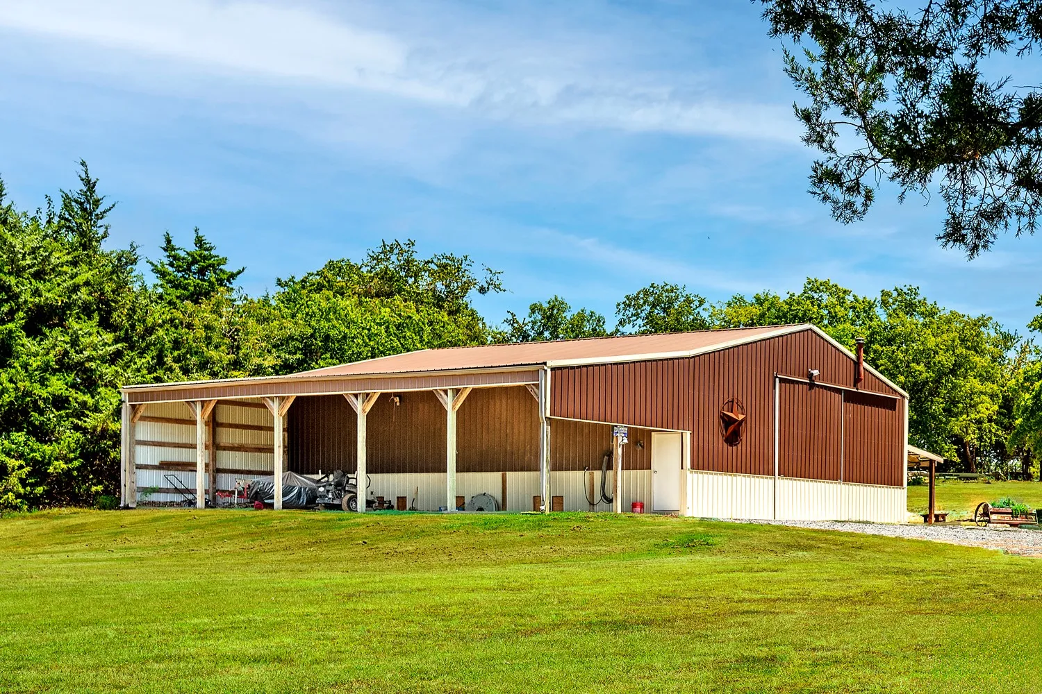 Single Family Residence For Sale in Grayson County , 1011 Red Road, Howe, Texas 75459, 4 Bedroom, 3 Bathroom, 2 Garage spaces, 2,884 Sqft, built in 2015, Price $1,479,000, mls#21187799, Real Estate Agent in Howe, Homes For Sale in Grayson county, Homes For Sale in Howe, Realtor in Howe Texas, Real Estate Brokerage Independent Realty Texas, Luminita Cordes Realtor