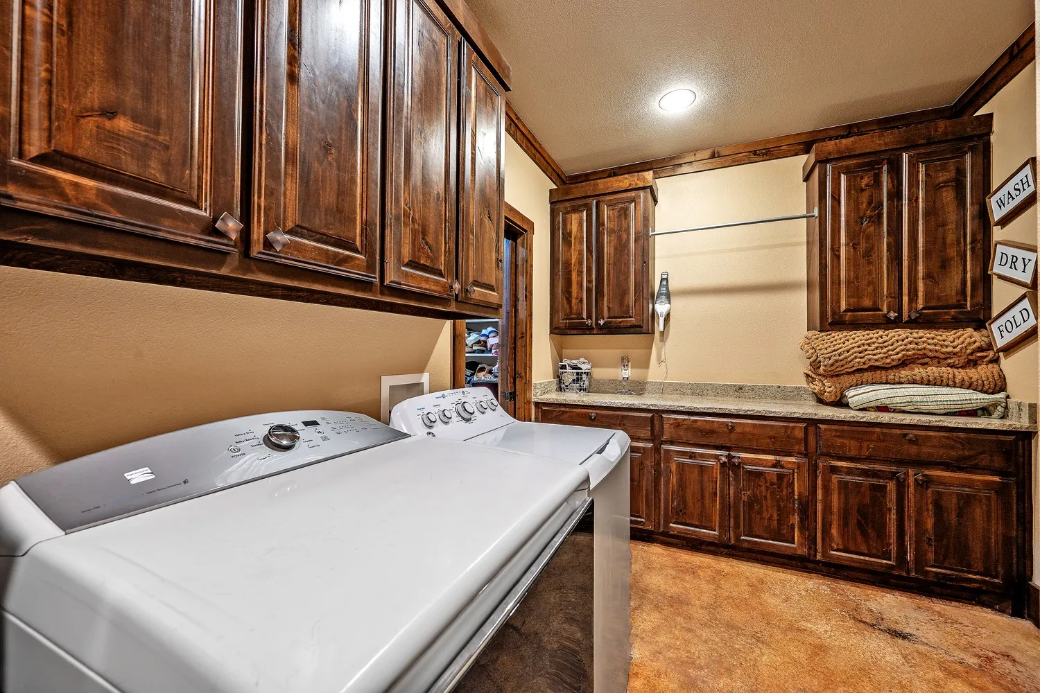 Single Family Residence For Sale in Grayson County , 1011 Red Road, Howe, Texas 75459, 4 Bedroom, 3 Bathroom, 2 Garage spaces, 2,884 Sqft, built in 2015, Price $1,479,000, mls#21187799, Real Estate Agent in Howe, Homes For Sale in Grayson county, Homes For Sale in Howe, Realtor in Howe Texas, Real Estate Brokerage Independent Realty Texas, Luminita Cordes Realtor