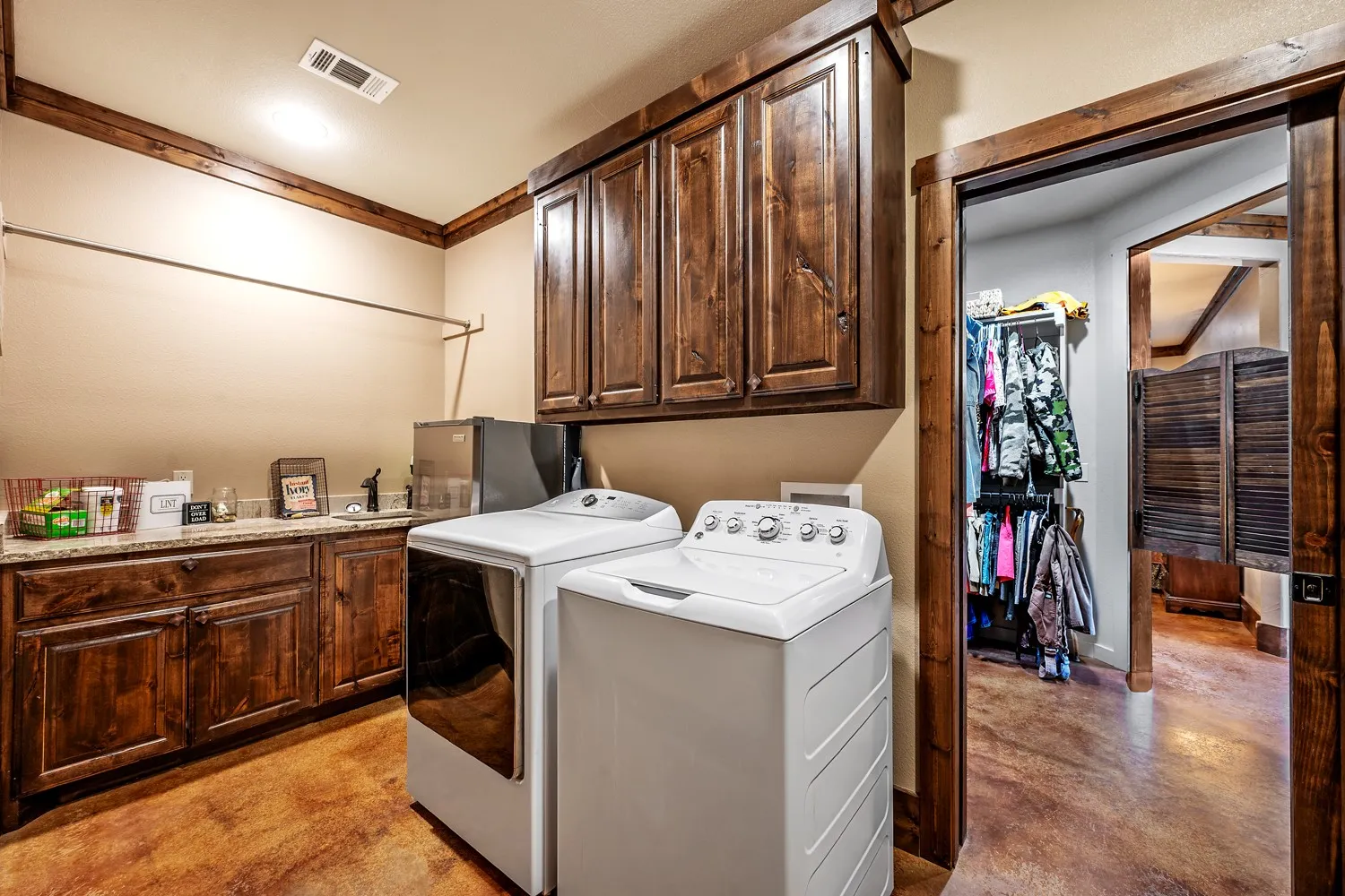 Single Family Residence For Sale in Grayson County , 1011 Red Road, Howe, Texas 75459, 4 Bedroom, 3 Bathroom, 2 Garage spaces, 2,884 Sqft, built in 2015, Price $1,479,000, mls#21187799, Real Estate Agent in Howe, Homes For Sale in Grayson county, Homes For Sale in Howe, Realtor in Howe Texas, Real Estate Brokerage Independent Realty Texas, Luminita Cordes Realtor