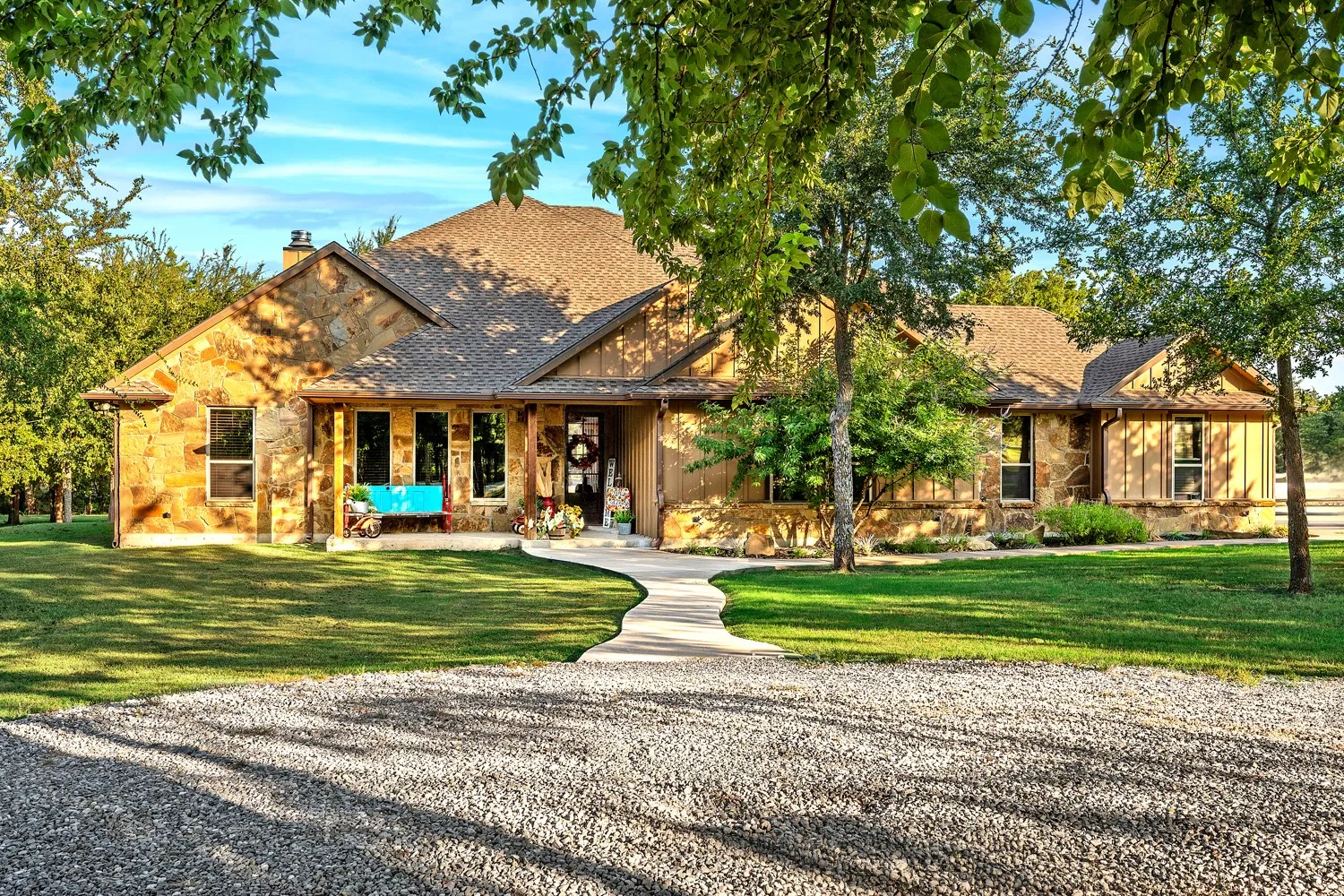 Single Family Residence For Sale in Grayson County , 1011 Red Road, Howe, Texas 75459, 4 Bedroom, 3 Bathroom, 2 Garage spaces, 2,884 Sqft, built in 2015, Price $1,479,000, mls#21187799, Real Estate Agent in Howe, Homes For Sale in Grayson county, Homes For Sale in Howe, Realtor in Howe Texas, Real Estate Brokerage Independent Realty Texas, Luminita Cordes Realtor