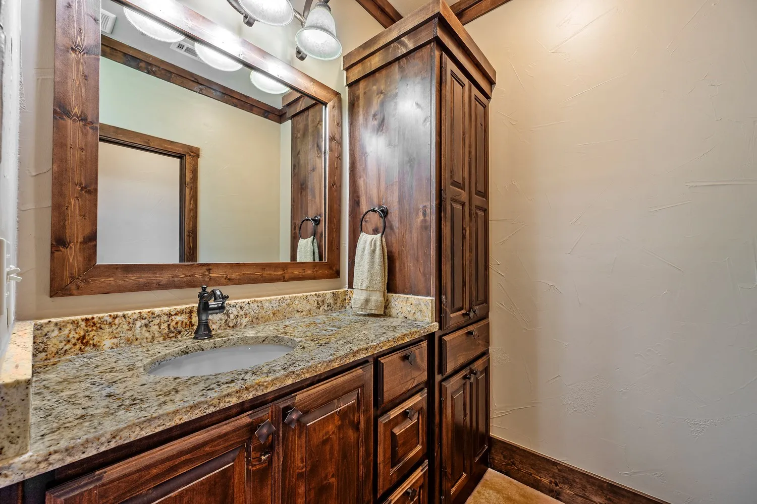 Single Family Residence For Sale in Grayson County , 1011 Red Road, Howe, Texas 75459, 4 Bedroom, 3 Bathroom, 2 Garage spaces, 2,884 Sqft, built in 2015, Price $1,479,000, mls#21187799, Real Estate Agent in Howe, Homes For Sale in Grayson county, Homes For Sale in Howe, Realtor in Howe Texas, Real Estate Brokerage Independent Realty Texas, Luminita Cordes Realtor