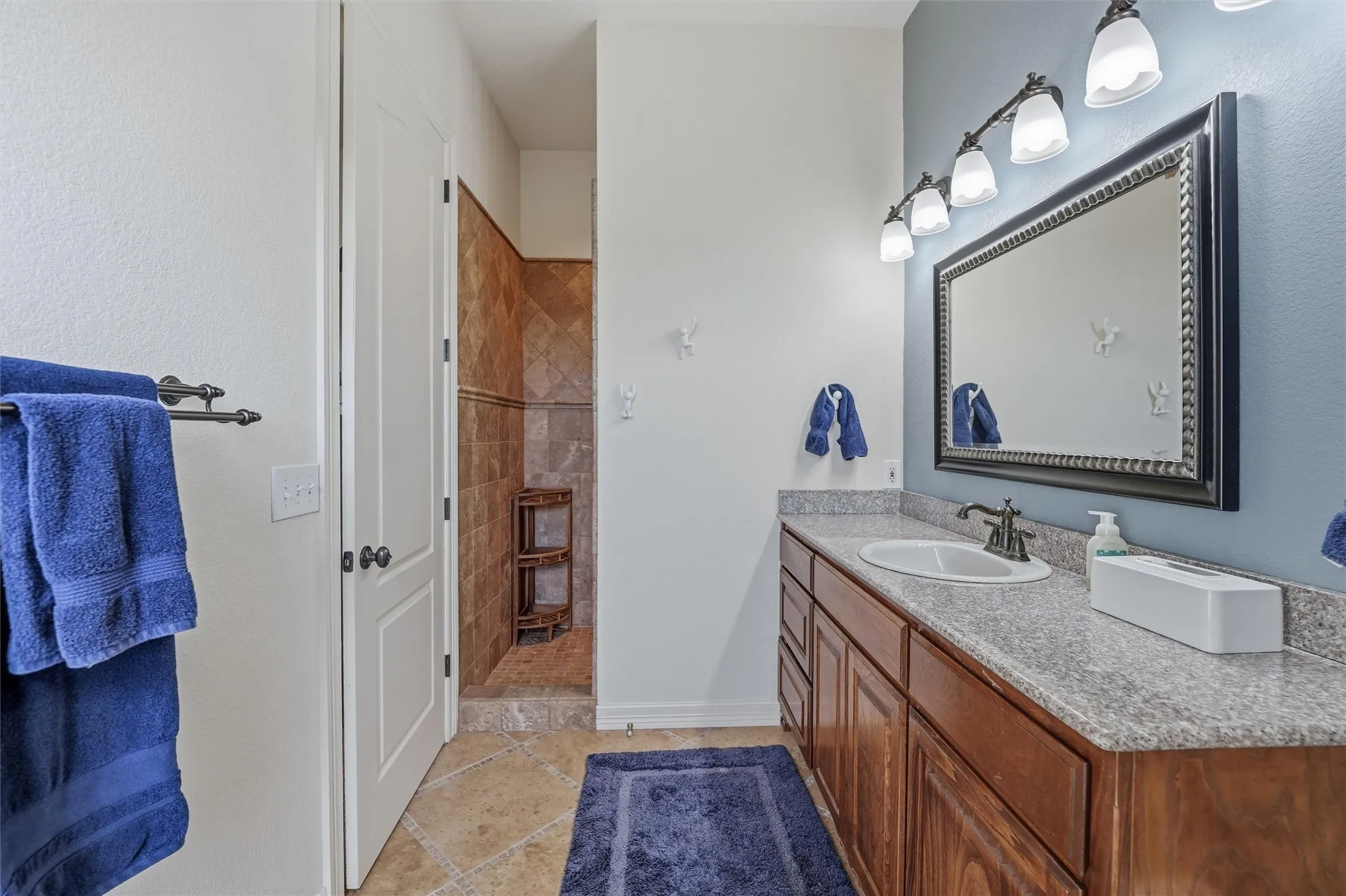 Single Family Residence For Sale in Palo Pinto County , 6161 W Hells Gate Drive, Possum Kingdom Lake, Texas 76475, 4 Bedroom, 4 Bathroom, 3 Garage spaces, 3,575 Sqft, built in 2005, Preowned, mls#21193173, Real Estate Agent in Possum Kingdom Lake, Homes For Sale in Palo Pinto county, Homes For Sale in Possum Kingdom Lake, Realtor in Possum Kingdom Lake Texas, Real Estate Brokerage Independent Realty Texas, Luminita Cordes Realtor