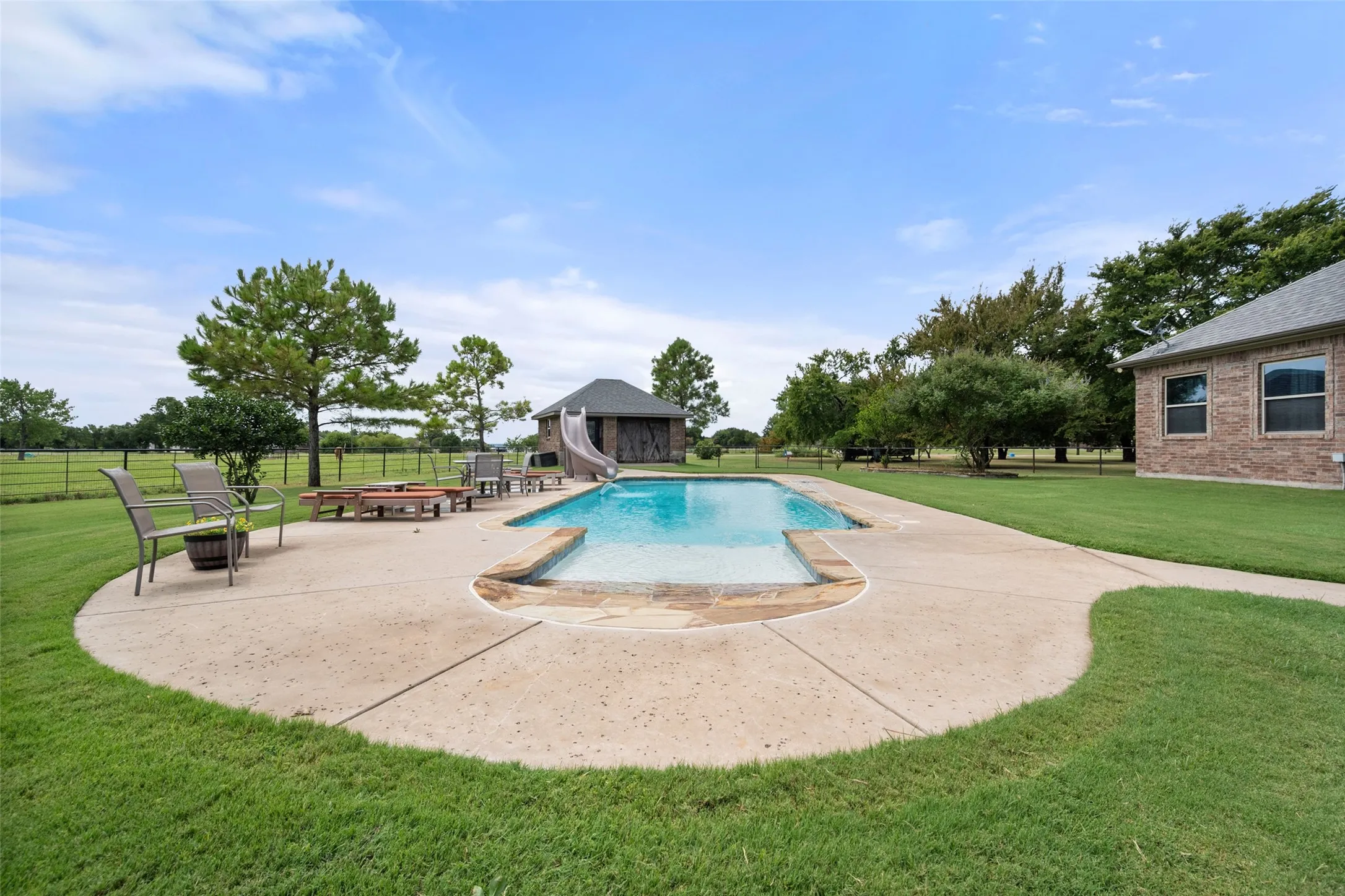 Single Family Residence For Sale in Navarro County , 606 Sunset Point, Kerens, Texas 75144, 4 Bedroom, 3 Bathroom, 2 Garage spaces, 3,206 Sqft, built in 2014, mls#21194940, Real Estate Agent in Kerens, Homes For Sale in Navarro county, Homes For Sale in Kerens, Realtor in Kerens Texas, Real Estate Brokerage Independent Realty Texas, Luminita Cordes Realtor