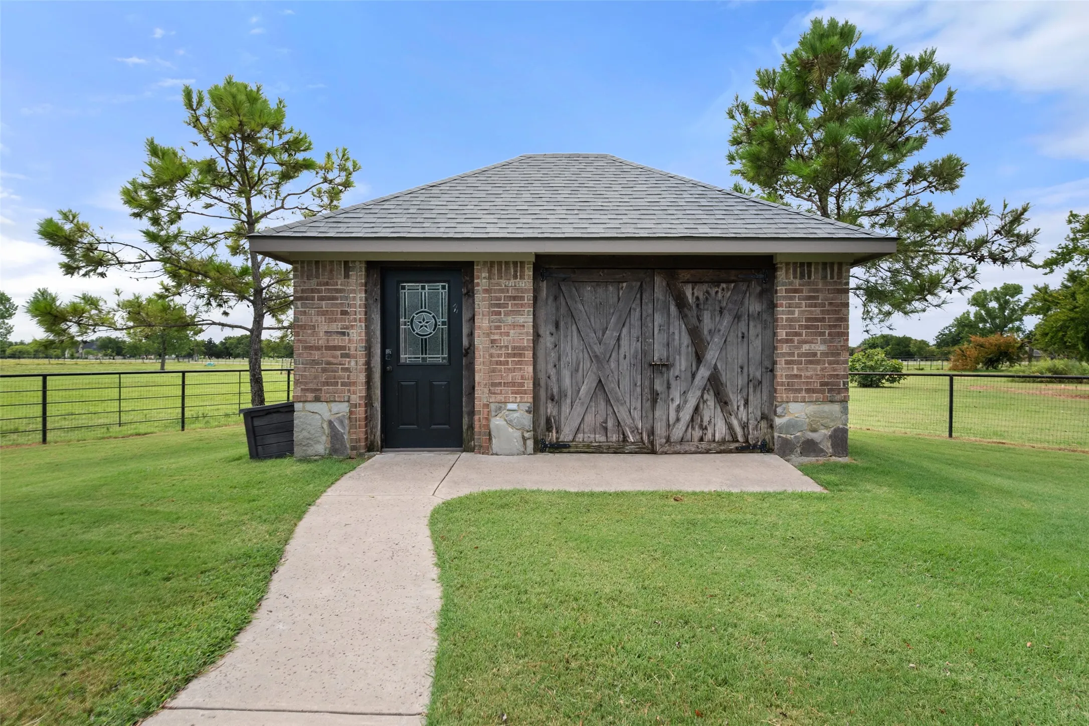 Single Family Residence For Sale in Navarro County , 606 Sunset Point, Kerens, Texas 75144, 4 Bedroom, 3 Bathroom, 2 Garage spaces, 3,206 Sqft, built in 2014, mls#21194940, Real Estate Agent in Kerens, Homes For Sale in Navarro county, Homes For Sale in Kerens, Realtor in Kerens Texas, Real Estate Brokerage Independent Realty Texas, Luminita Cordes Realtor