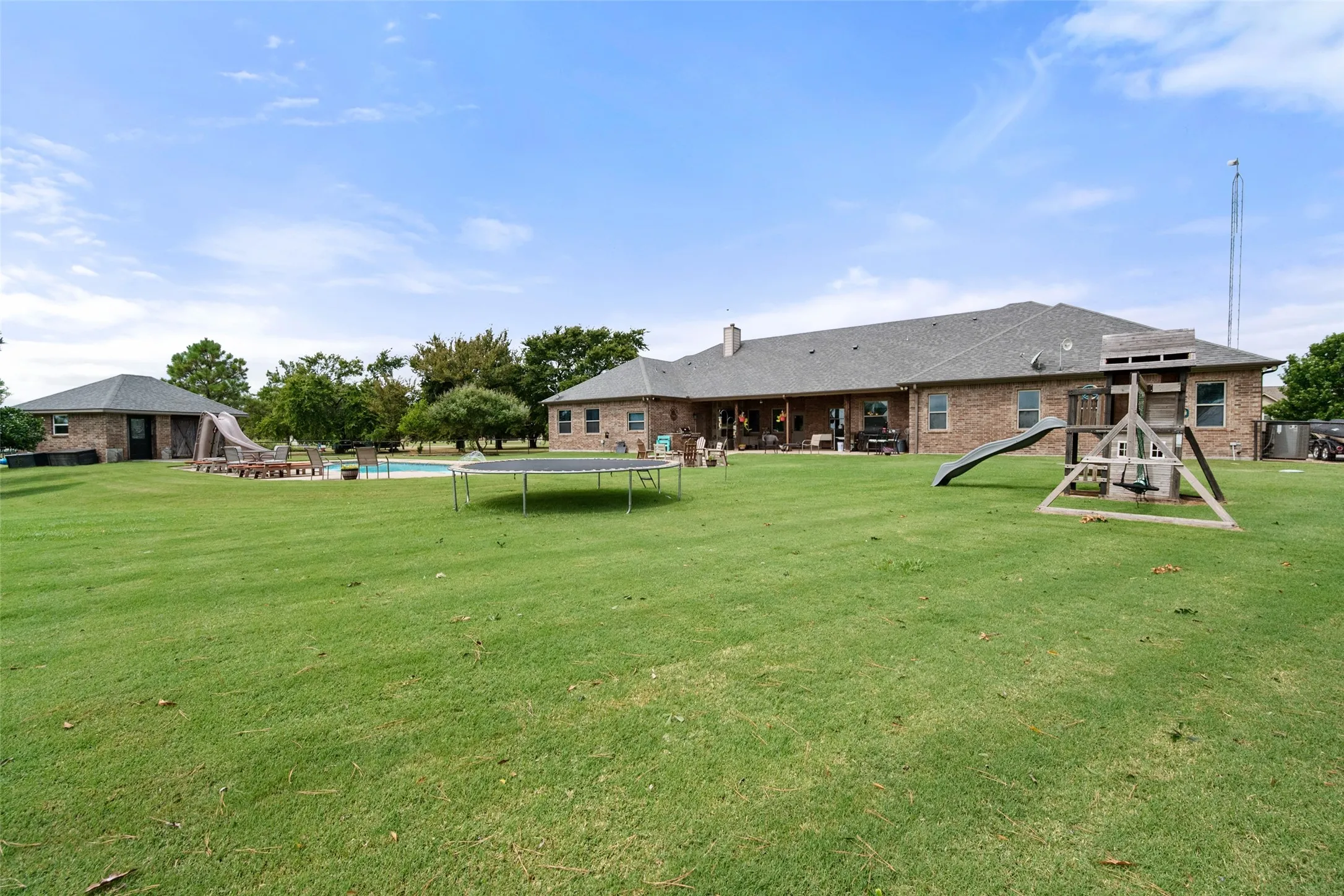 Single Family Residence For Sale in Navarro County , 606 Sunset Point, Kerens, Texas 75144, 4 Bedroom, 3 Bathroom, 2 Garage spaces, 3,206 Sqft, built in 2014, mls#21194940, Real Estate Agent in Kerens, Homes For Sale in Navarro county, Homes For Sale in Kerens, Realtor in Kerens Texas, Real Estate Brokerage Independent Realty Texas, Luminita Cordes Realtor