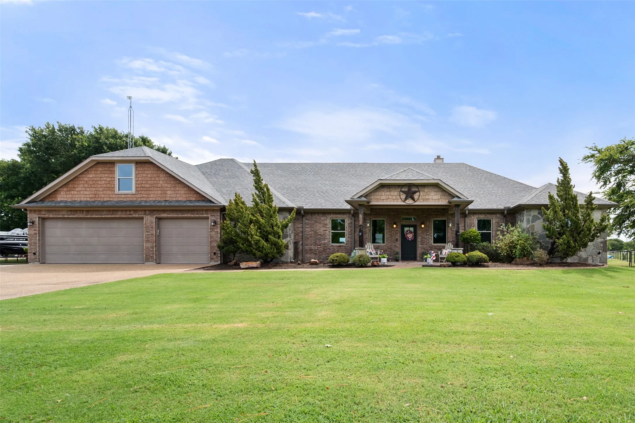 Single Family Residence For Sale in Navarro County , 606 Sunset Point, Kerens, Texas 75144, 4 Bedroom, 3 Bathroom, 2 Garage spaces, 3,206 Sqft, built in 2014, mls#21194940, Real Estate Agent in Kerens, Homes For Sale in Navarro county, Homes For Sale in Kerens, Realtor in Kerens Texas, Real Estate Brokerage Independent Realty Texas, Luminita Cordes Realtor