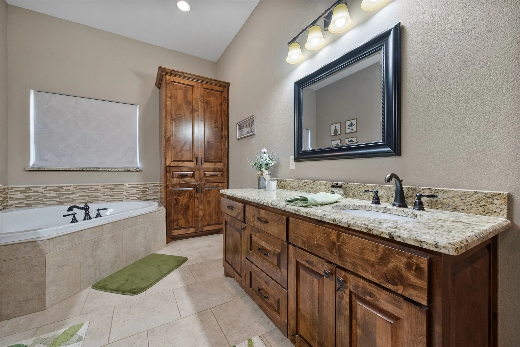 Single Family Residence For Sale in Navarro County , 606 Sunset Point, Kerens, Texas 75144, 4 Bedroom, 3 Bathroom, 2 Garage spaces, 3,206 Sqft, built in 2014, mls#21194940, Real Estate Agent in Kerens, Homes For Sale in Navarro county, Homes For Sale in Kerens, Realtor in Kerens Texas, Real Estate Brokerage Independent Realty Texas, Luminita Cordes Realtor