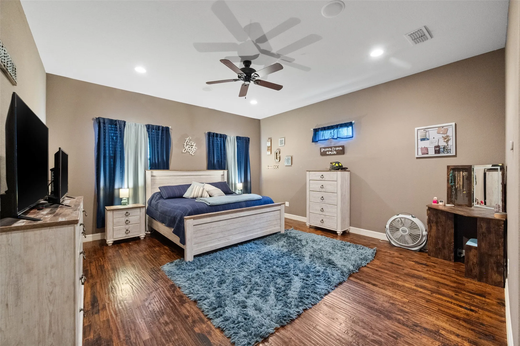 Single Family Residence For Sale in Navarro County , 606 Sunset Point, Kerens, Texas 75144, 4 Bedroom, 3 Bathroom, 2 Garage spaces, 3,206 Sqft, built in 2014, mls#21194940, Real Estate Agent in Kerens, Homes For Sale in Navarro county, Homes For Sale in Kerens, Realtor in Kerens Texas, Real Estate Brokerage Independent Realty Texas, Luminita Cordes Realtor