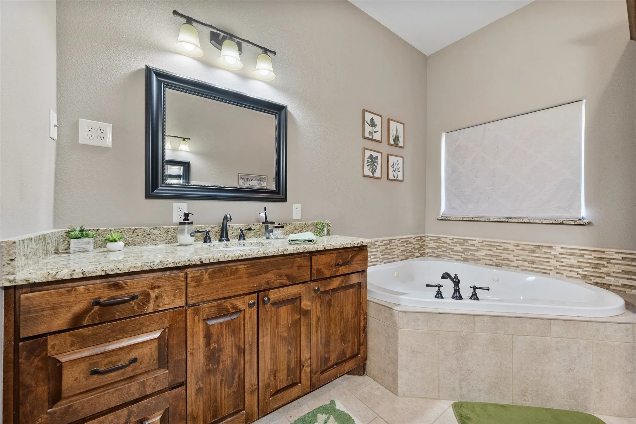 Single Family Residence For Sale in Navarro County , 606 Sunset Point, Kerens, Texas 75144, 4 Bedroom, 3 Bathroom, 2 Garage spaces, 3,206 Sqft, built in 2014, mls#21194940, Real Estate Agent in Kerens, Homes For Sale in Navarro county, Homes For Sale in Kerens, Realtor in Kerens Texas, Real Estate Brokerage Independent Realty Texas, Luminita Cordes Realtor