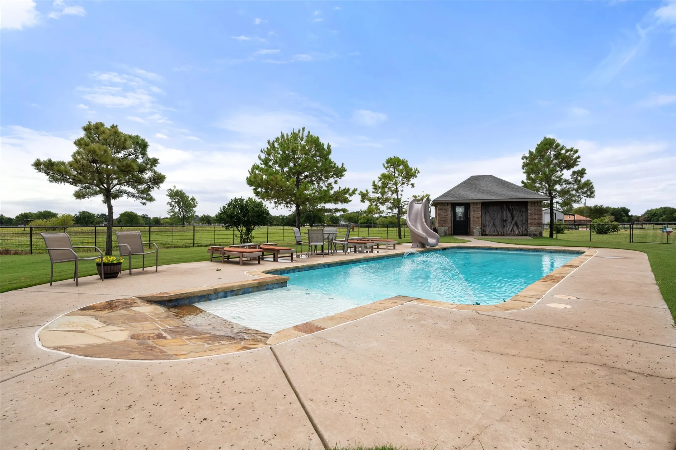 Single Family Residence For Sale in Navarro County , 606 Sunset Point, Kerens, Texas 75144, 4 Bedroom, 3 Bathroom, 2 Garage spaces, 3,206 Sqft, built in 2014, mls#21194940, Real Estate Agent in Kerens, Homes For Sale in Navarro county, Homes For Sale in Kerens, Realtor in Kerens Texas, Real Estate Brokerage Independent Realty Texas, Luminita Cordes Realtor