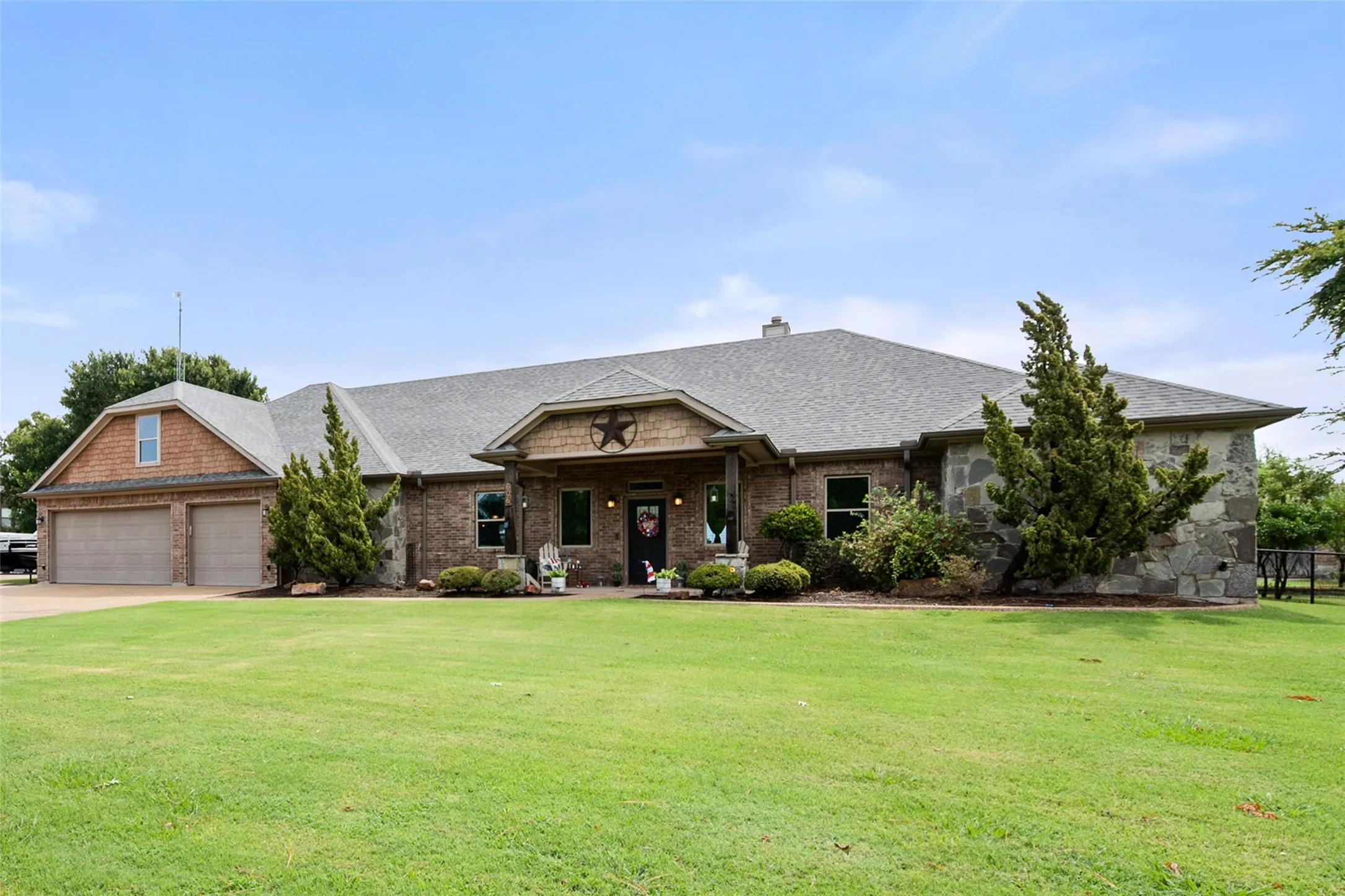 Single Family Residence For Sale in Navarro County , 606 Sunset Point, Kerens, Texas 75144, 4 Bedroom, 3 Bathroom, 2 Garage spaces, 3,206 Sqft, built in 2014, mls#21194940, Real Estate Agent in Kerens, Homes For Sale in Navarro county, Homes For Sale in Kerens, Realtor in Kerens Texas, Real Estate Brokerage Independent Realty Texas, Luminita Cordes Realtor