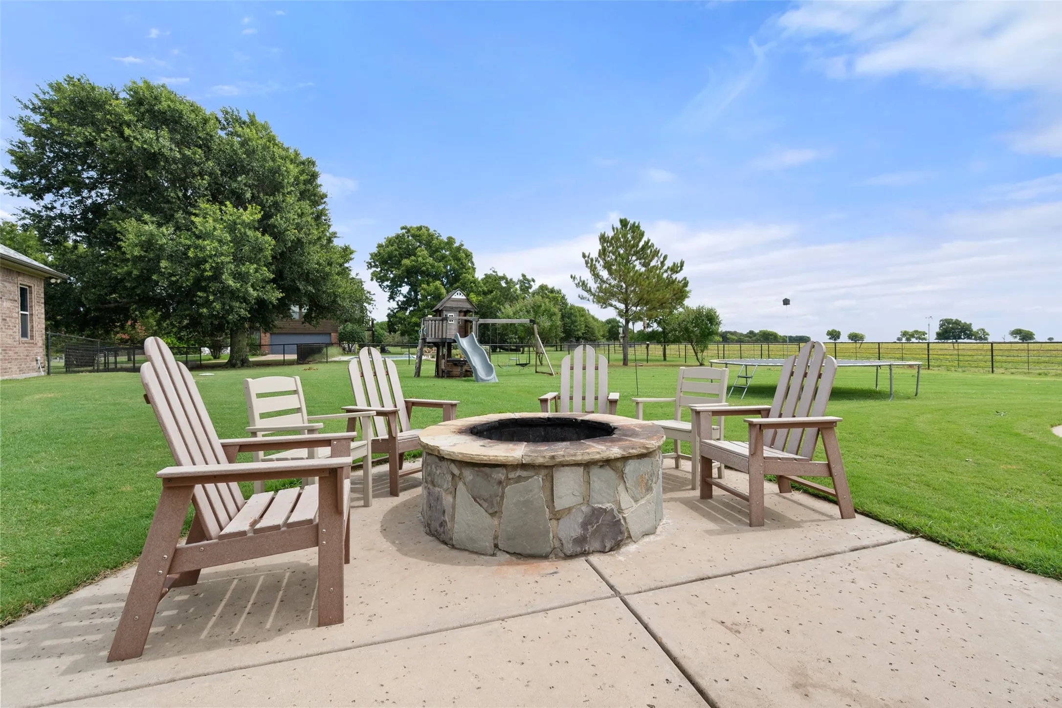 Single Family Residence For Sale in Navarro County , 606 Sunset Point, Kerens, Texas 75144, 4 Bedroom, 3 Bathroom, 2 Garage spaces, 3,206 Sqft, built in 2014, mls#21194940, Real Estate Agent in Kerens, Homes For Sale in Navarro county, Homes For Sale in Kerens, Realtor in Kerens Texas, Real Estate Brokerage Independent Realty Texas, Luminita Cordes Realtor