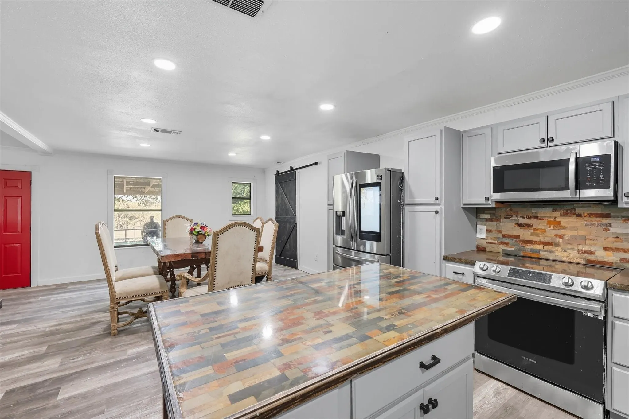 Single Family Residence For Sale in Fannin County , 1118 Private Road 425, Whitewright, Texas 75491, 3 Bedrooms, 2 Bathrooms, Garage spaces, 1,825 Sqft, built in 1986, Preowned, Price $585,000, mls#21194856, Real Estate Agent in Whitewright, Homes For Sale in Fannin county, Homes For Sale in Whitewright, Realtor in Whitewright Texas, Real Estate Brokerage Independent Realty Texas, Luminita Cordes Realtor