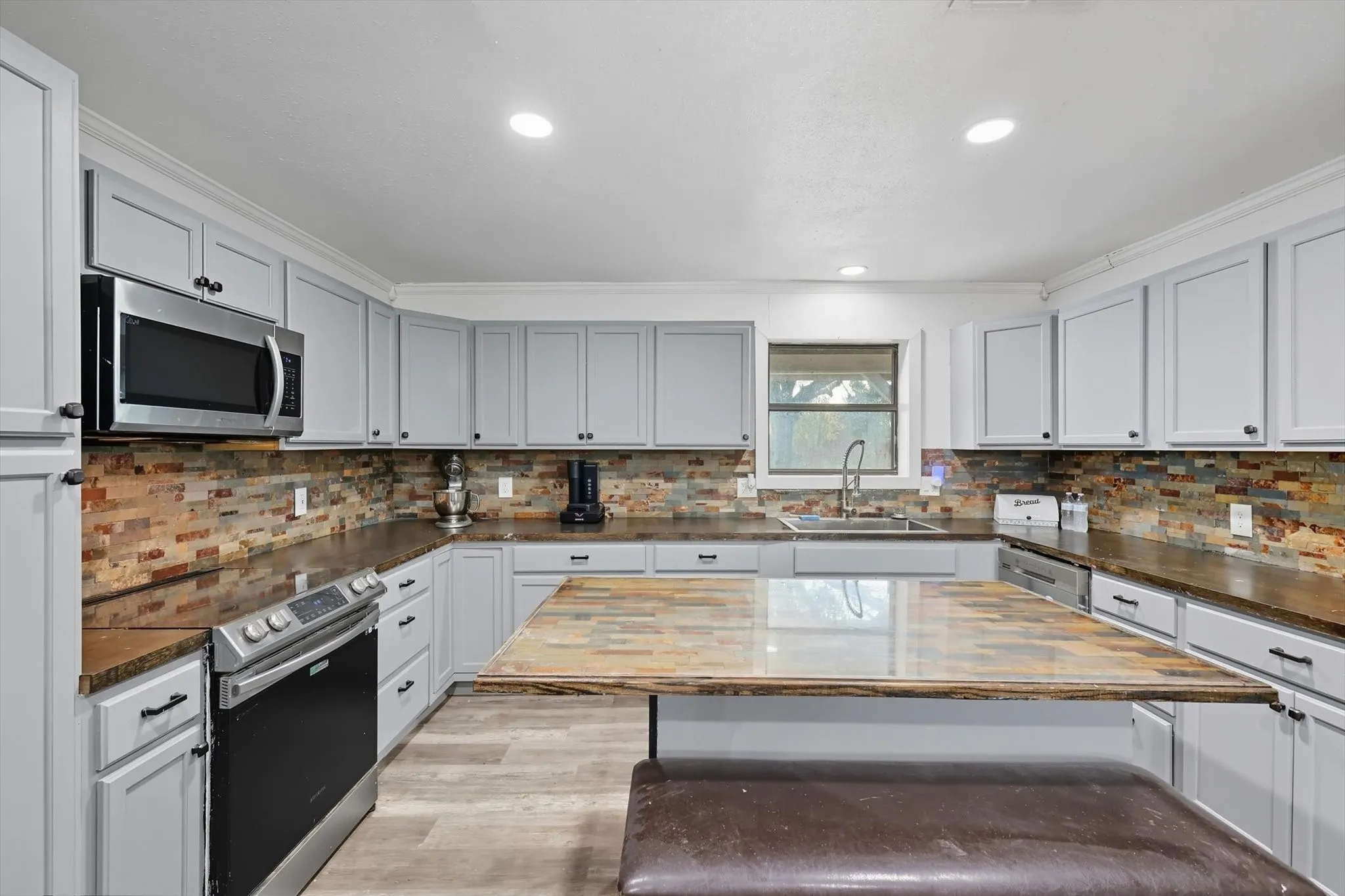 Single Family Residence For Sale in Fannin County , 1118 Private Road 425, Whitewright, Texas 75491, 3 Bedrooms, 2 Bathrooms, Garage spaces, 1,825 Sqft, built in 1986, Preowned, Price $585,000, mls#21194856, Real Estate Agent in Whitewright, Homes For Sale in Fannin county, Homes For Sale in Whitewright, Realtor in Whitewright Texas, Real Estate Brokerage Independent Realty Texas, Luminita Cordes Realtor