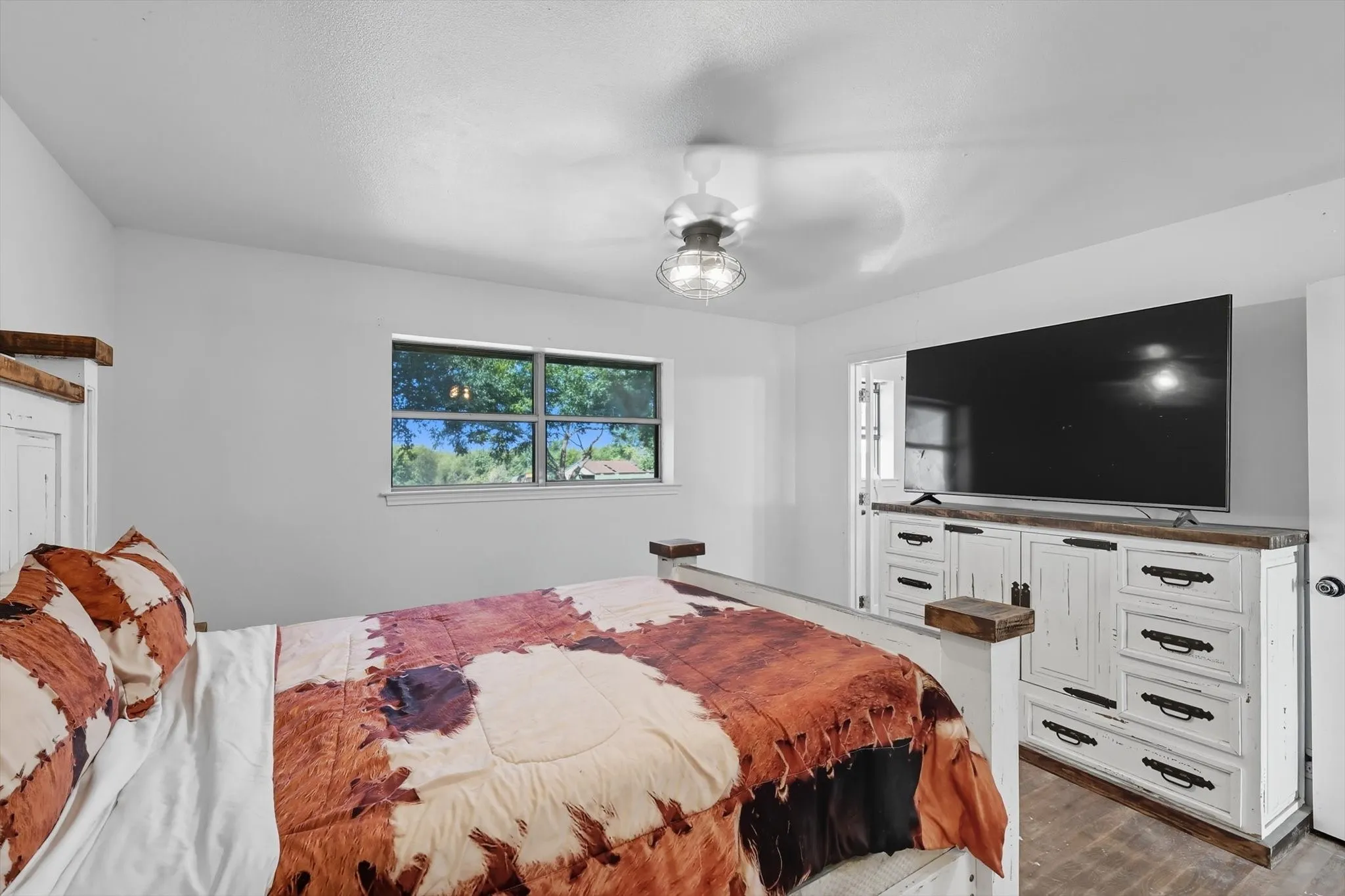 Single Family Residence For Sale in Fannin County , 1118 Private Road 425, Whitewright, Texas 75491, 3 Bedrooms, 2 Bathrooms, Garage spaces, 1,825 Sqft, built in 1986, Preowned, Price $585,000, mls#21194856, Real Estate Agent in Whitewright, Homes For Sale in Fannin county, Homes For Sale in Whitewright, Realtor in Whitewright Texas, Real Estate Brokerage Independent Realty Texas, Luminita Cordes Realtor