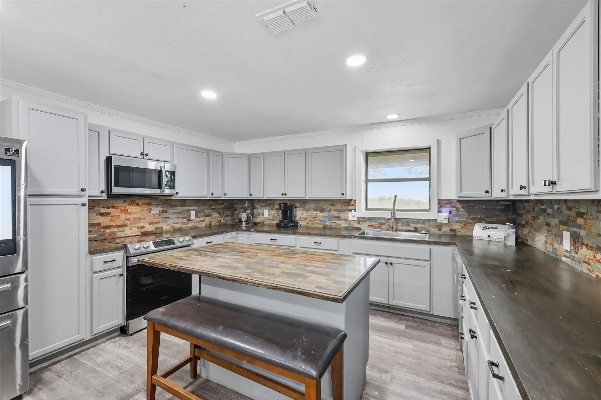 Single Family Residence For Sale in Fannin County , 1118 Private Road 425, Whitewright, Texas 75491, 3 Bedrooms, 2 Bathrooms, Garage spaces, 1,825 Sqft, built in 1986, Preowned, Price $585,000, mls#21194856, Real Estate Agent in Whitewright, Homes For Sale in Fannin county, Homes For Sale in Whitewright, Realtor in Whitewright Texas, Real Estate Brokerage Independent Realty Texas, Luminita Cordes Realtor