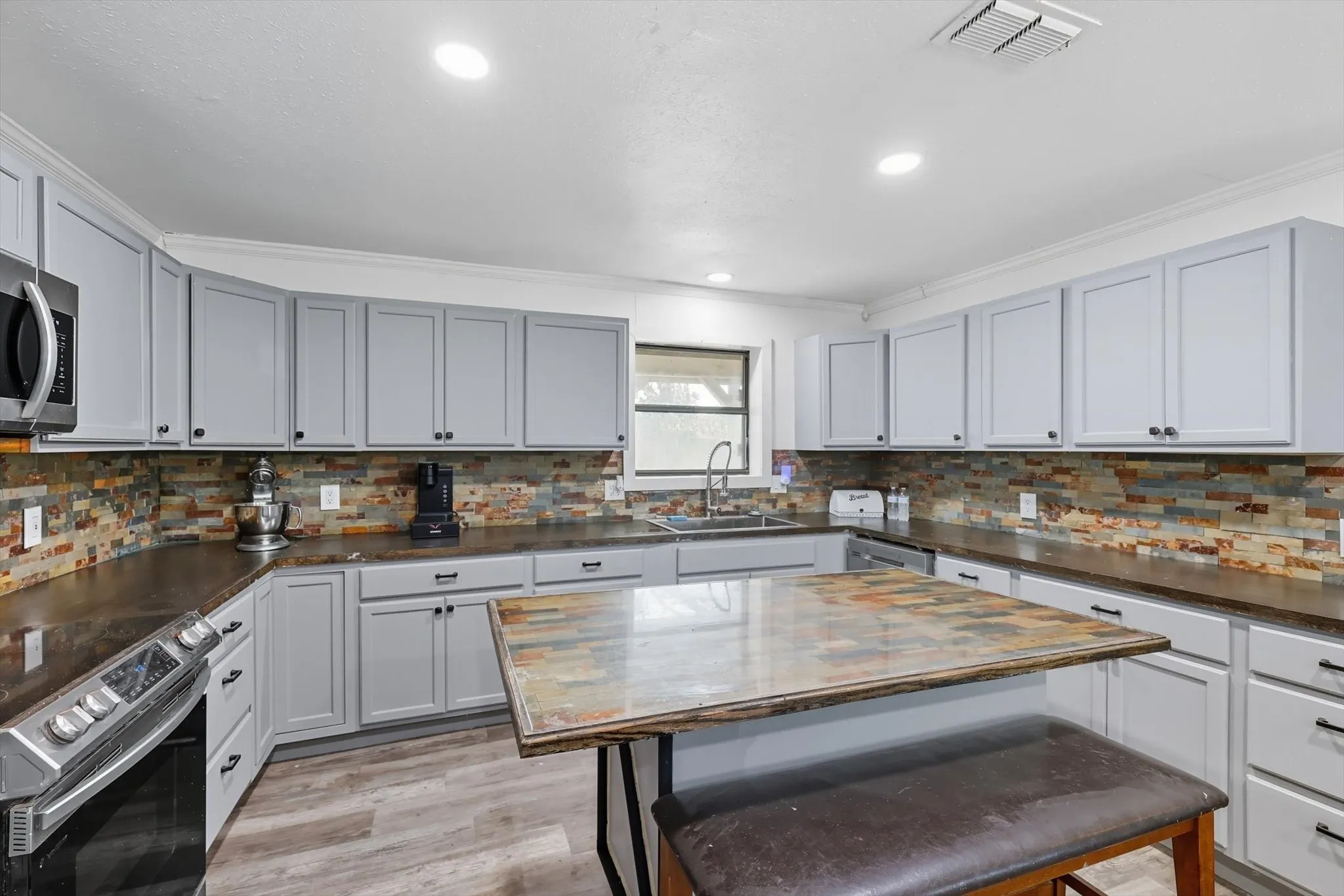 Single Family Residence For Sale in Fannin County , 1118 Private Road 425, Whitewright, Texas 75491, 3 Bedrooms, 2 Bathrooms, Garage spaces, 1,825 Sqft, built in 1986, Preowned, Price $585,000, mls#21194856, Real Estate Agent in Whitewright, Homes For Sale in Fannin county, Homes For Sale in Whitewright, Realtor in Whitewright Texas, Real Estate Brokerage Independent Realty Texas, Luminita Cordes Realtor