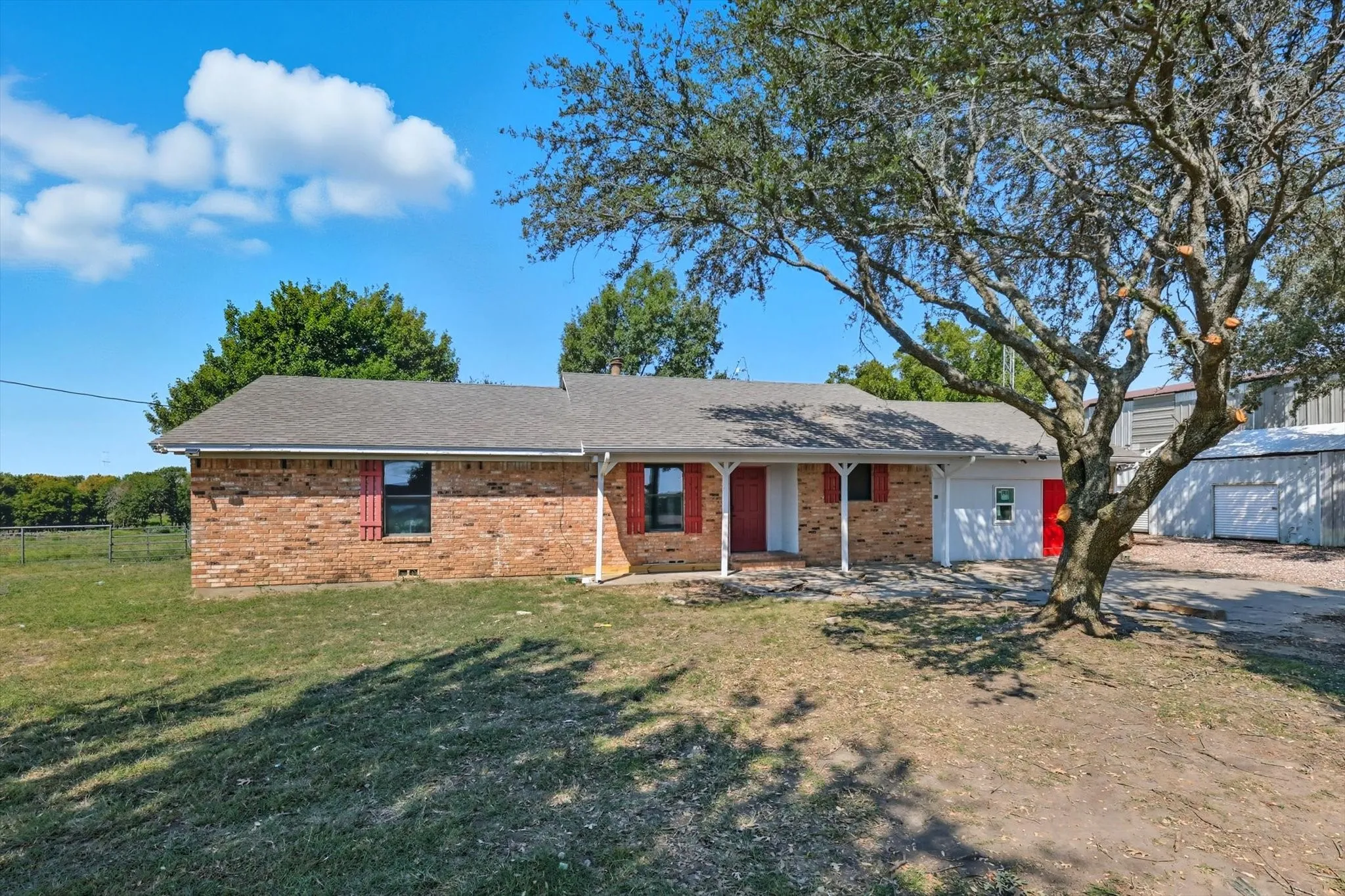 Single Family Residence For Sale in Fannin County , 1118 Private Road 425, Whitewright, Texas 75491, 3 Bedrooms, 2 Bathrooms, Garage spaces, 1,825 Sqft, built in 1986, Preowned, Price $585,000, mls#21194856, Real Estate Agent in Whitewright, Homes For Sale in Fannin county, Homes For Sale in Whitewright, Realtor in Whitewright Texas, Real Estate Brokerage Independent Realty Texas, Luminita Cordes Realtor