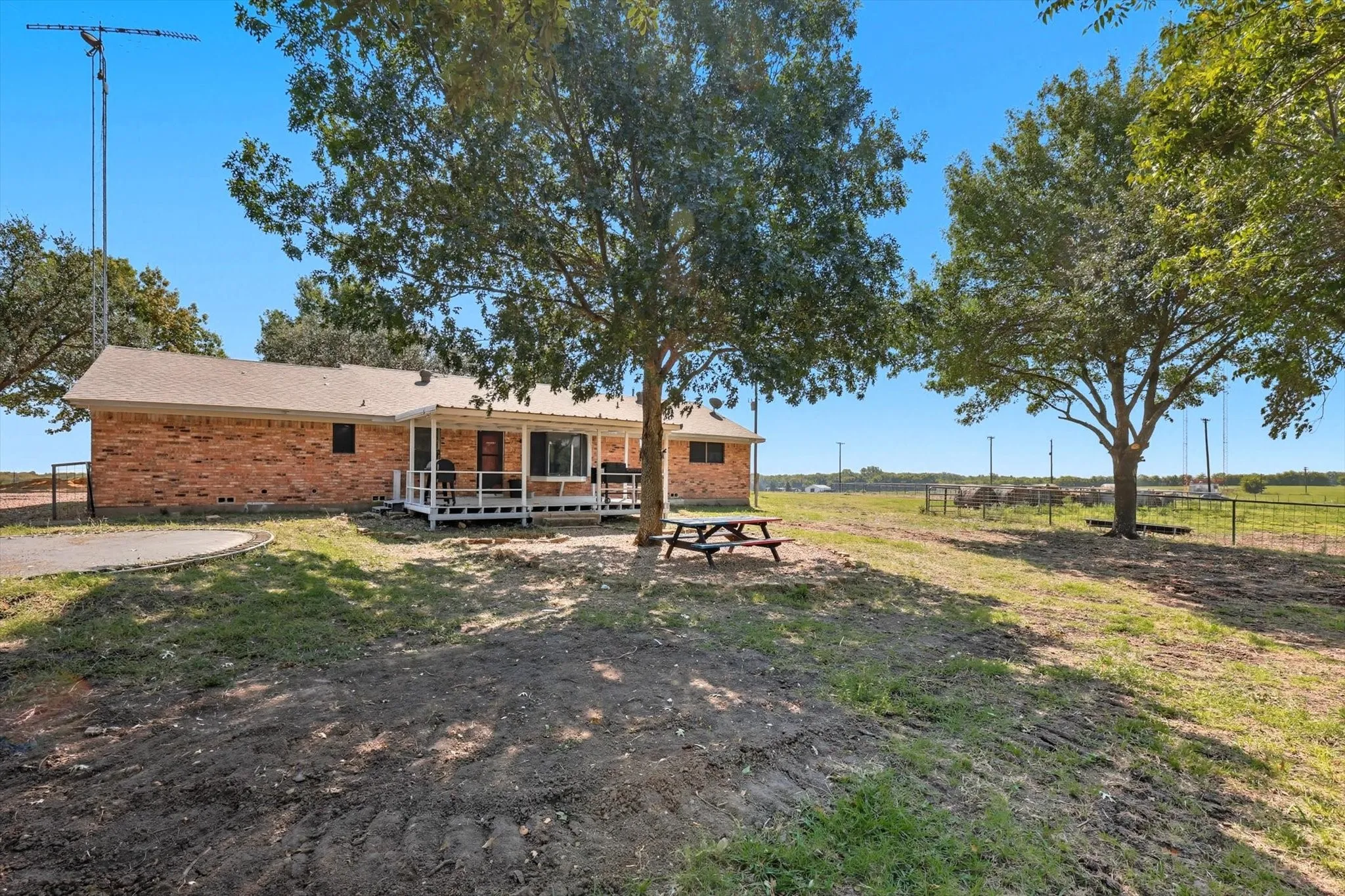 Single Family Residence For Sale in Fannin County , 1118 Private Road 425, Whitewright, Texas 75491, 3 Bedrooms, 2 Bathrooms, Garage spaces, 1,825 Sqft, built in 1986, Preowned, Price $585,000, mls#21194856, Real Estate Agent in Whitewright, Homes For Sale in Fannin county, Homes For Sale in Whitewright, Realtor in Whitewright Texas, Real Estate Brokerage Independent Realty Texas, Luminita Cordes Realtor
