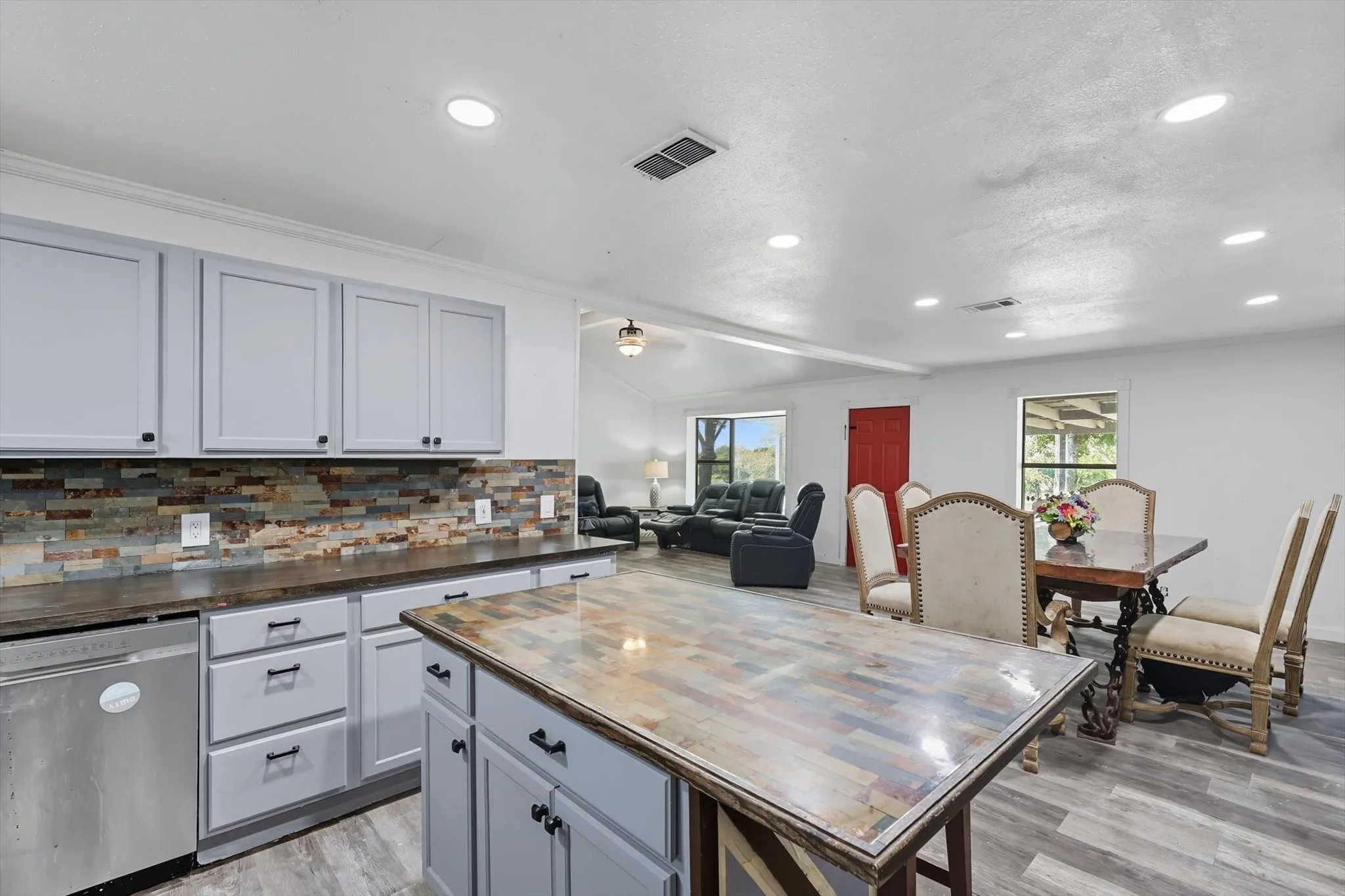 Single Family Residence For Sale in Fannin County , 1118 Private Road 425, Whitewright, Texas 75491, 3 Bedrooms, 2 Bathrooms, Garage spaces, 1,825 Sqft, built in 1986, Preowned, Price $585,000, mls#21194856, Real Estate Agent in Whitewright, Homes For Sale in Fannin county, Homes For Sale in Whitewright, Realtor in Whitewright Texas, Real Estate Brokerage Independent Realty Texas, Luminita Cordes Realtor
