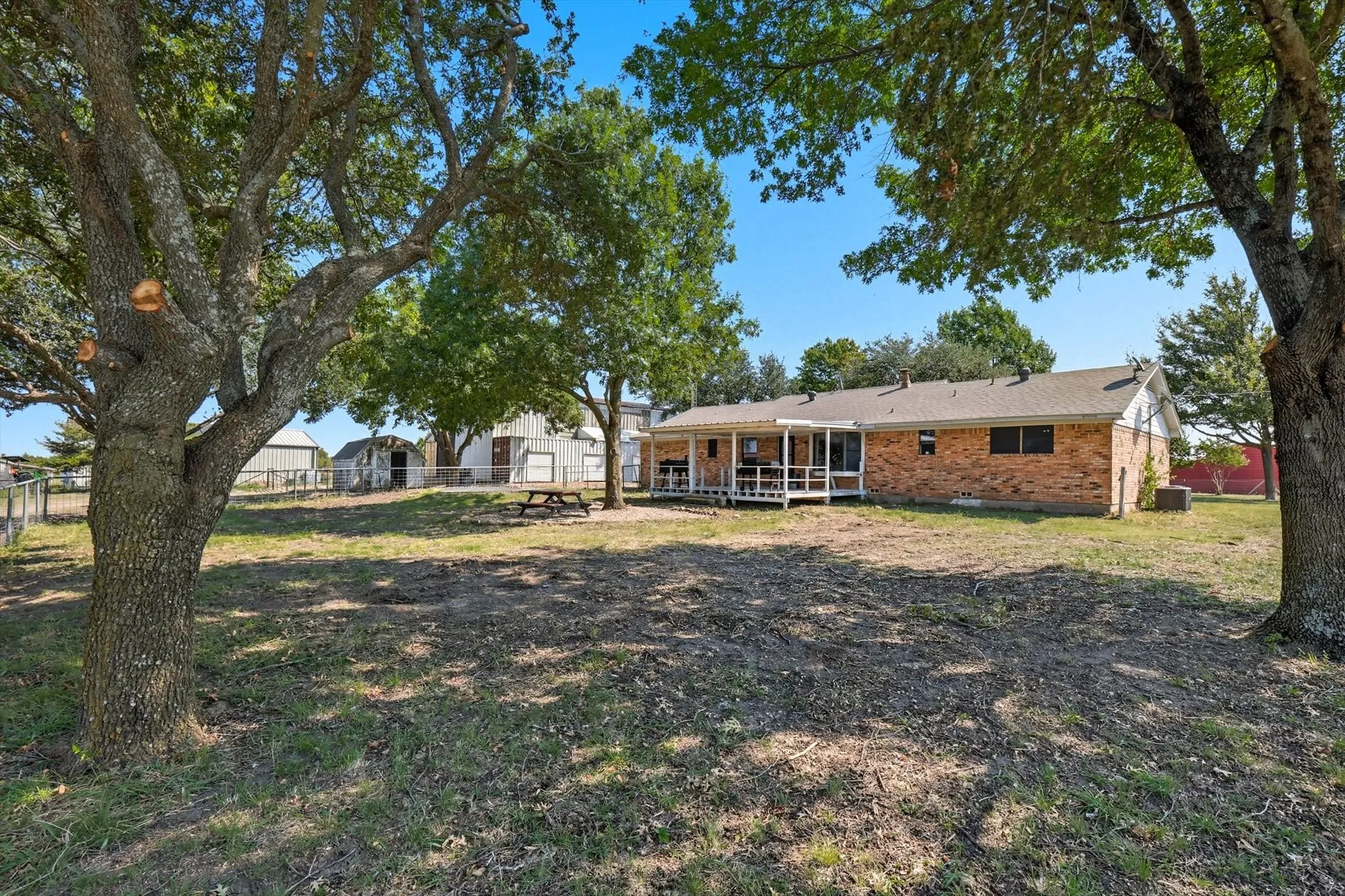 Single Family Residence For Sale in Fannin County , 1118 Private Road 425, Whitewright, Texas 75491, 3 Bedrooms, 2 Bathrooms, Garage spaces, 1,825 Sqft, built in 1986, Preowned, Price $585,000, mls#21194856, Real Estate Agent in Whitewright, Homes For Sale in Fannin county, Homes For Sale in Whitewright, Realtor in Whitewright Texas, Real Estate Brokerage Independent Realty Texas, Luminita Cordes Realtor