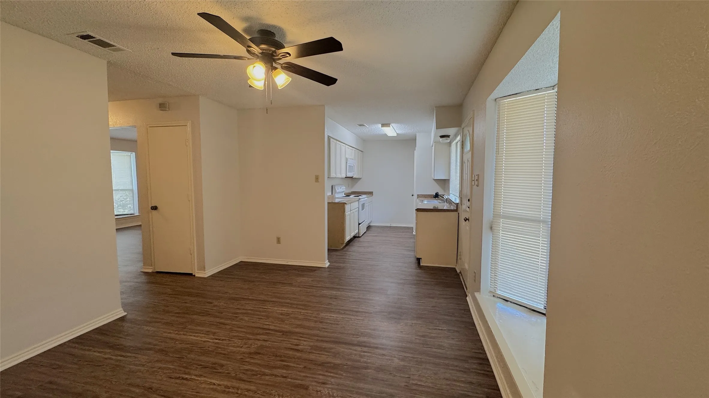 Single Family Residence For Rent in Dallas County , 1122 Pyramid Drive, Garland, Texas 75040, 3 Bedroom, 2 Bathroom, 2 Garage spaces, 1,506 Sqft, built in 1980, mls#21195168, Real Estate Agent in Garland, Homes For Rent in Dallas county, Homes For Rent in Garland, Realtor in Garland Texas, Real Estate Brokerage Independent Realty Texas, Luminita Cordes Realtor