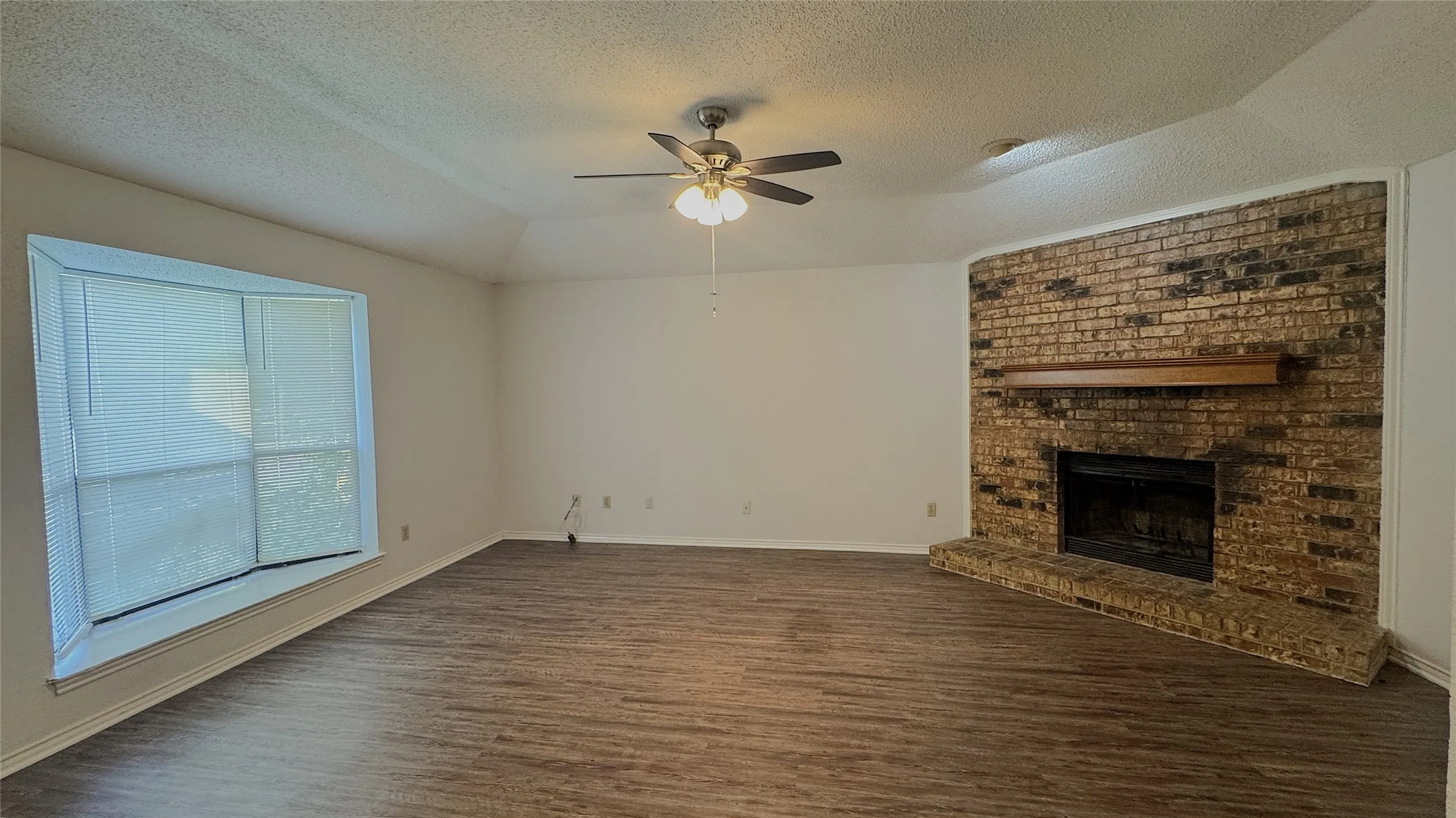 Single Family Residence For Rent in Dallas County , 1122 Pyramid Drive, Garland, Texas 75040, 3 Bedroom, 2 Bathroom, 2 Garage spaces, 1,506 Sqft, built in 1980, mls#21195168, Real Estate Agent in Garland, Homes For Rent in Dallas county, Homes For Rent in Garland, Realtor in Garland Texas, Real Estate Brokerage Independent Realty Texas, Luminita Cordes Realtor