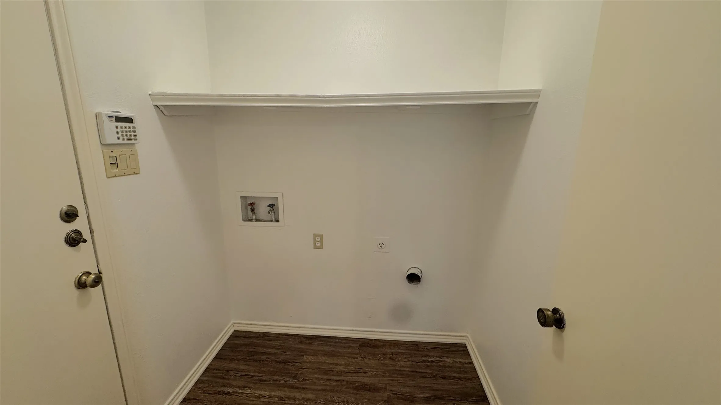 Single Family Residence For Rent in Dallas County , 1122 Pyramid Drive, Garland, Texas 75040, 3 Bedroom, 2 Bathroom, 2 Garage spaces, 1,506 Sqft, built in 1980, mls#21195168, Real Estate Agent in Garland, Homes For Rent in Dallas county, Homes For Rent in Garland, Realtor in Garland Texas, Real Estate Brokerage Independent Realty Texas, Luminita Cordes Realtor