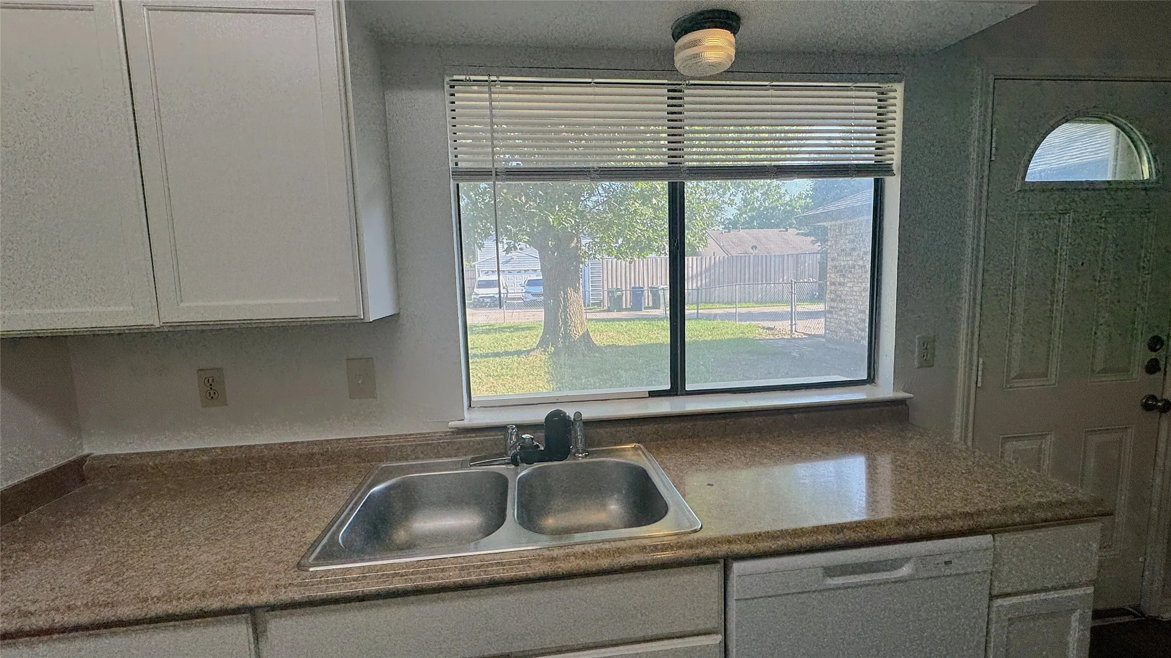 Single Family Residence For Rent in Dallas County , 1122 Pyramid Drive, Garland, Texas 75040, 3 Bedroom, 2 Bathroom, 2 Garage spaces, 1,506 Sqft, built in 1980, mls#21195168, Real Estate Agent in Garland, Homes For Rent in Dallas county, Homes For Rent in Garland, Realtor in Garland Texas, Real Estate Brokerage Independent Realty Texas, Luminita Cordes Realtor