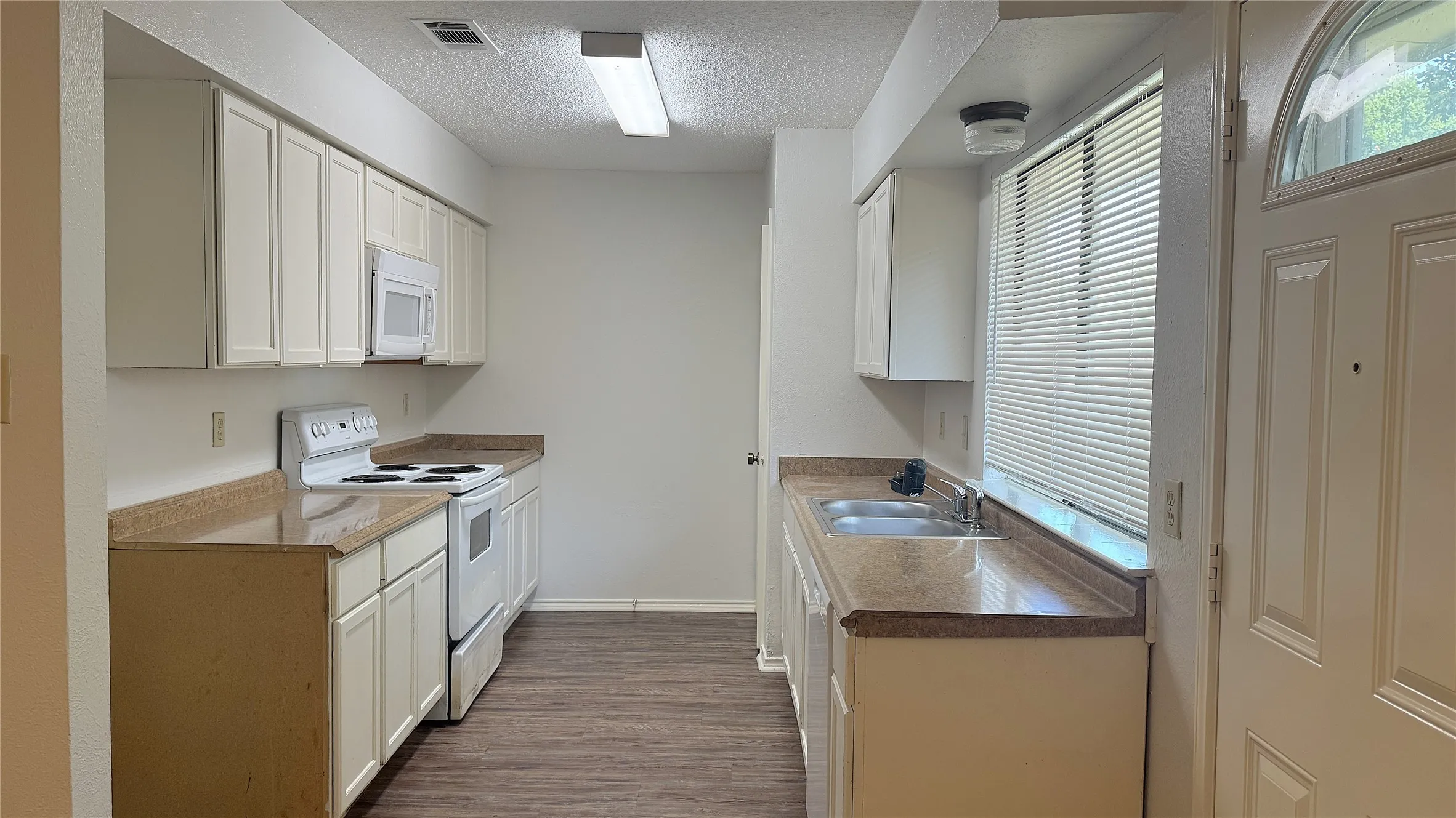 Single Family Residence For Rent in Dallas County , 1122 Pyramid Drive, Garland, Texas 75040, 3 Bedroom, 2 Bathroom, 2 Garage spaces, 1,506 Sqft, built in 1980, mls#21195168, Real Estate Agent in Garland, Homes For Rent in Dallas county, Homes For Rent in Garland, Realtor in Garland Texas, Real Estate Brokerage Independent Realty Texas, Luminita Cordes Realtor