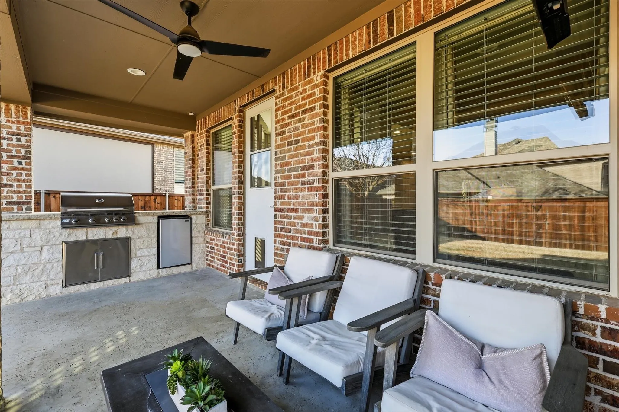 Covered patio with built in grill and fridge