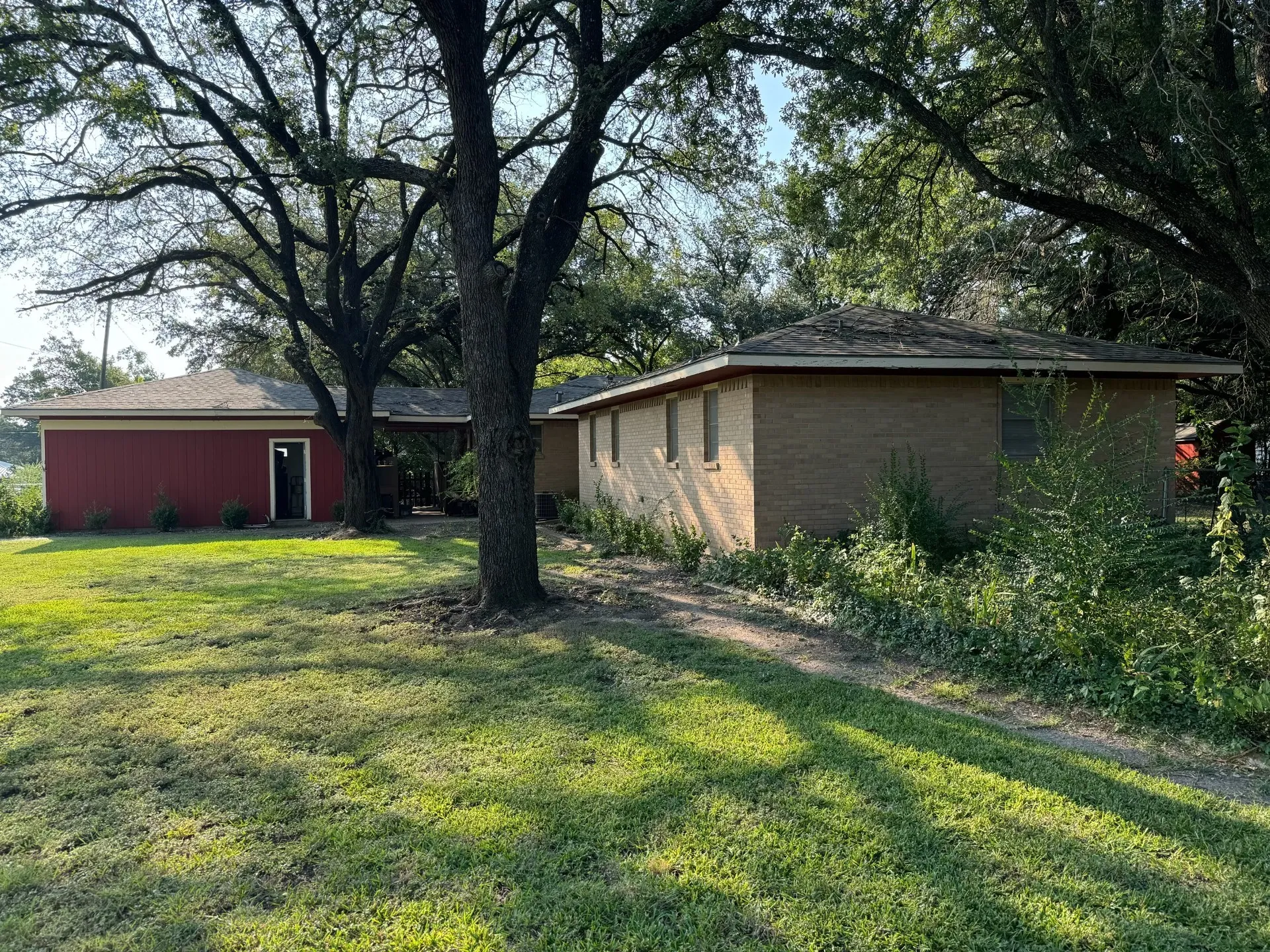 Single Family Residence For Sale in Ellis County , 205 W Dickson Street, Milford, Texas 76670, 2 Bedroom, 2 Bathroom, 2 Garage spaces, 1,685 Sqft, built in 1965, Price $219,900, mls#21195298, Real Estate Agent in Milford, Homes For Sale in Ellis county, Homes For Sale in Milford, Realtor in Milford Texas, Real Estate Brokerage Independent Realty Texas, Luminita Cordes Realtor