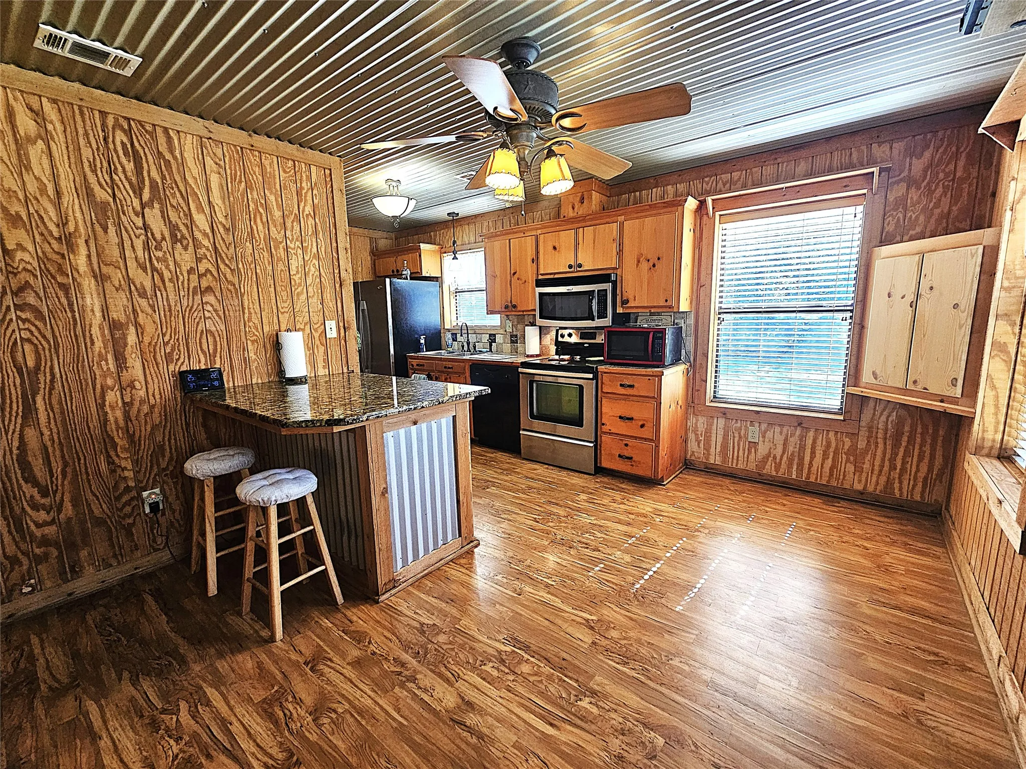 Single Family Residence For Sale in Limestone County , 414 Lcr 763, Groesbeck, Texas 76642, 2 Bedroom, 3 Bathroom, 1 Garage spaces, 1,590 Sqft, built in 2009, Price $389,000, mls#21192153, Real Estate Agent in Groesbeck, Homes For Sale in Limestone county, Homes For Sale in Groesbeck, Realtor in Groesbeck Texas, Real Estate Brokerage Independent Realty Texas, Luminita Cordes Realtor