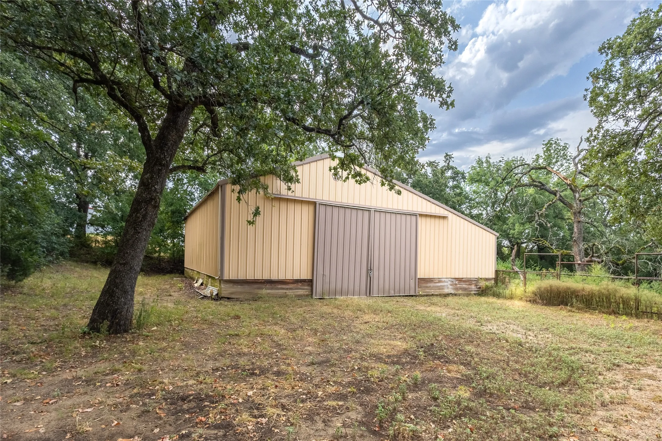 Ranch For Sale in Fannin County , 1966 County Road 2980, Windom, Texas 75492, 0, 0, Garage spaces, 0 Sqft, built in 1979, mls#21195318, Real Estate Agent in Windom, Homes For Sale in Fannin county, Homes For Sale in Windom, Realtor in Windom Texas, Real Estate Brokerage Independent Realty Texas, Luminita Cordes Realtor