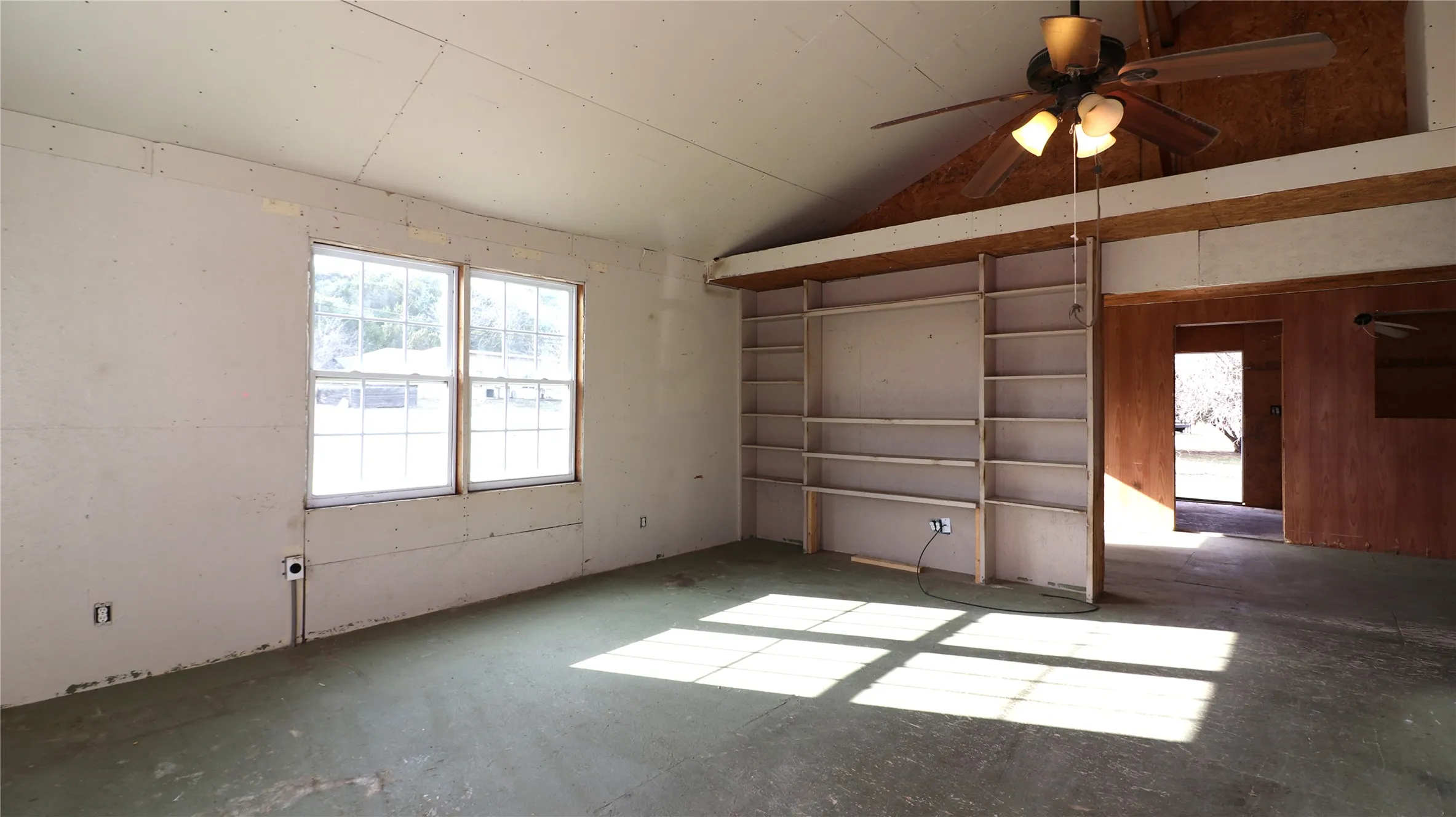 Single Family Residence For Sale in Hood County , 3026 Hilltop Road, Granbury, Texas 76048, 4 Bedroom, 2 Bathroom, Garage spaces, 2,000 Sqft, built in 2010, Preowned, mls#21184130, Real Estate Agent in Granbury, Homes For Sale in Hood county, Homes For Sale in Granbury, Realtor in Granbury Texas, Real Estate Brokerage Independent Realty Texas, Luminita Cordes Realtor
