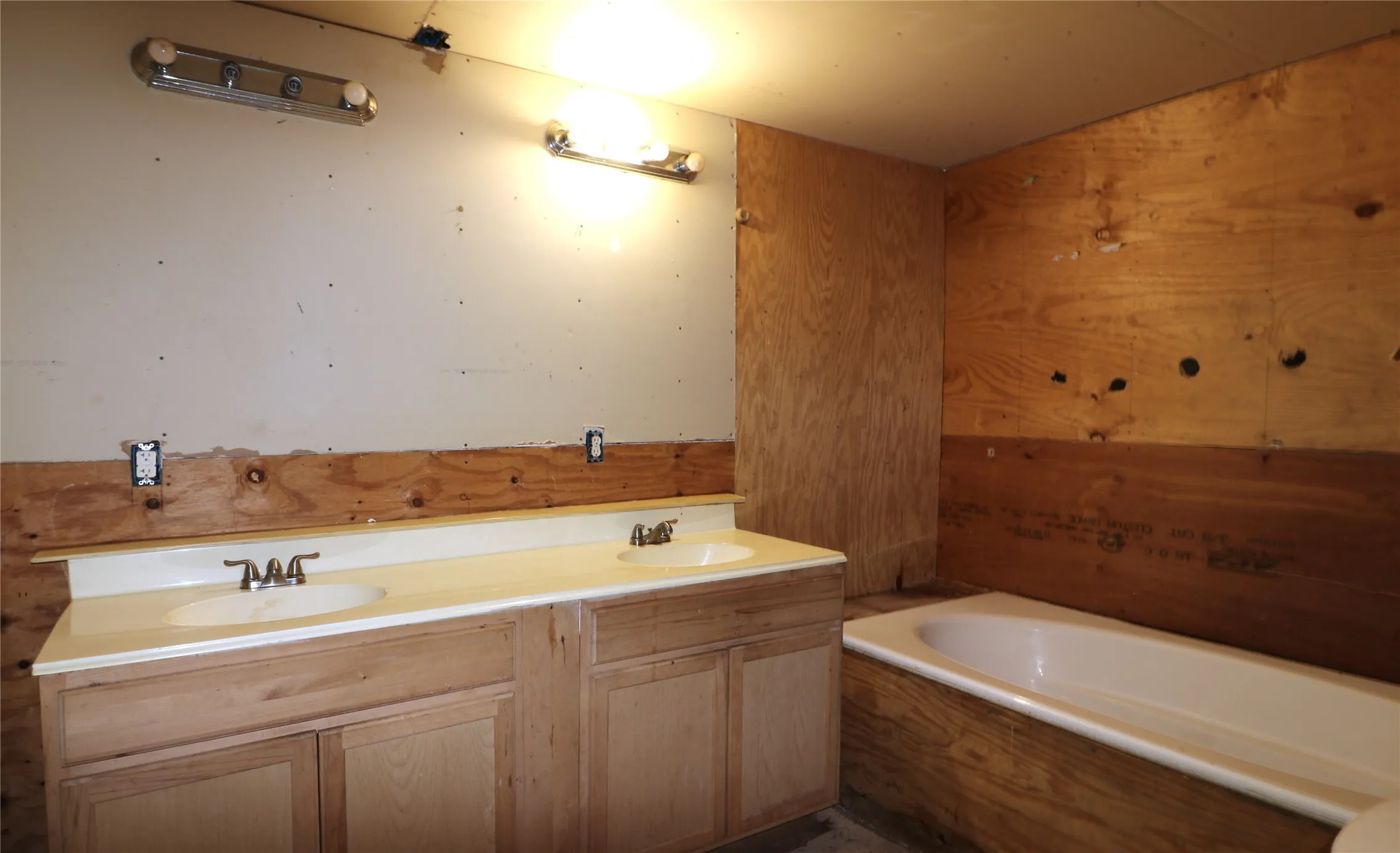 Single Family Residence For Sale in Hood County , 3026 Hilltop Road, Granbury, Texas 76048, 4 Bedroom, 2 Bathroom, Garage spaces, 2,000 Sqft, built in 2010, Preowned, mls#21184130, Real Estate Agent in Granbury, Homes For Sale in Hood county, Homes For Sale in Granbury, Realtor in Granbury Texas, Real Estate Brokerage Independent Realty Texas, Luminita Cordes Realtor