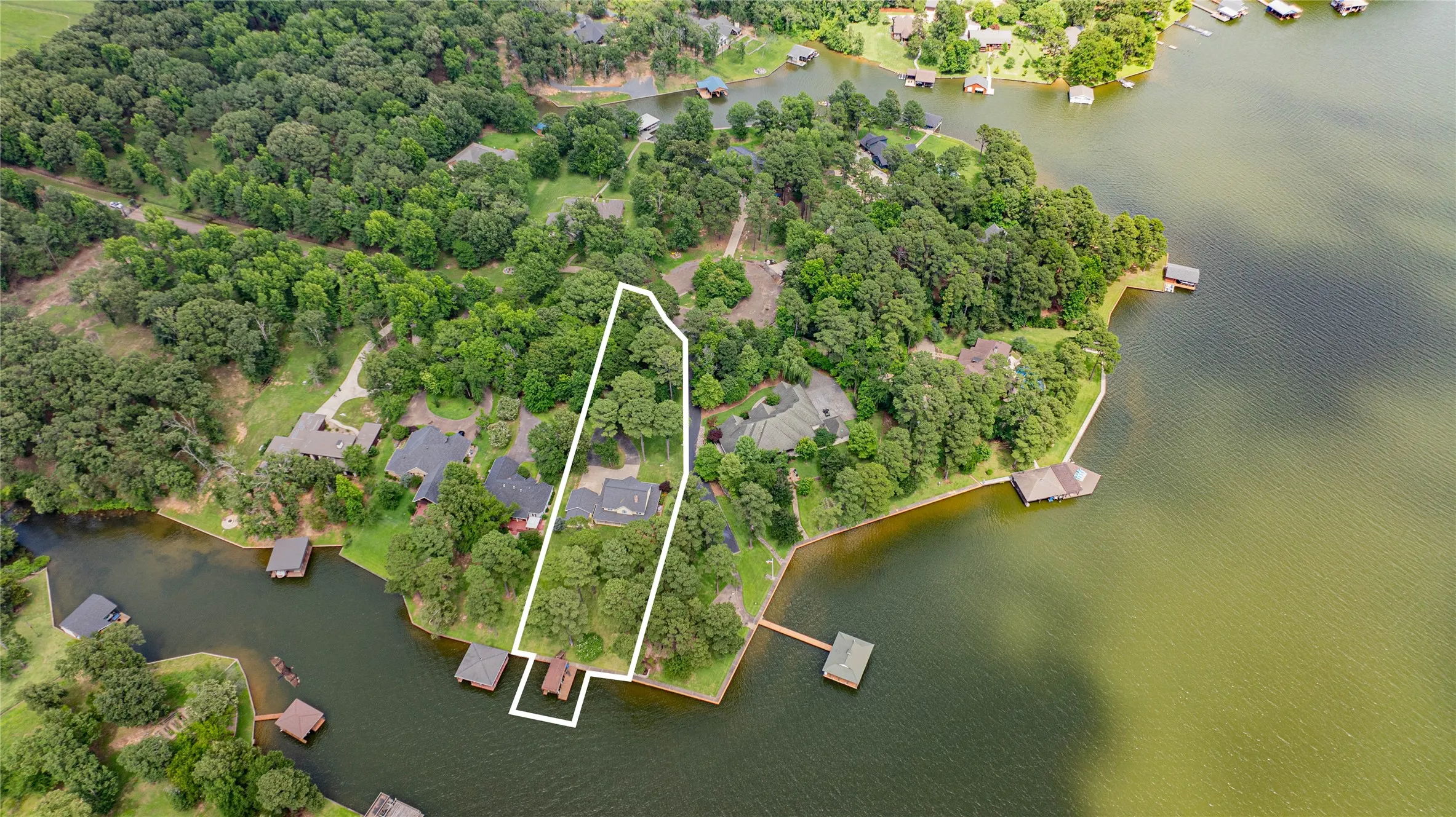Single Family Residence For Sale in Titus County , 370 Bass Creek Trail, Mt Pleasant, Texas 75455, 4 Bedroom, 3 Bathroom, 2 Garage spaces, 2,595 Sqft, built in 2002, Preowned, mls#21195659, Real Estate Agent in Mt Pleasant, Homes For Sale in Titus county, Homes For Sale in Mt Pleasant, Realtor in Mt Pleasant Texas, Real Estate Brokerage Independent Realty Texas, Luminita Cordes Realtor