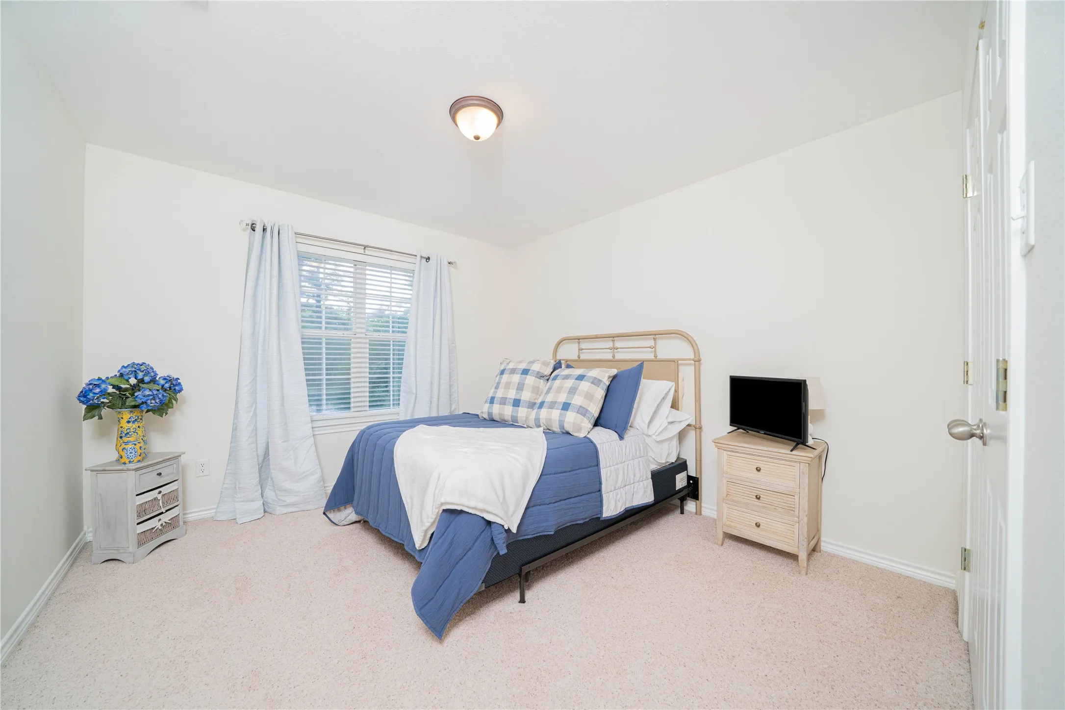 Single Family Residence For Sale in Titus County , 370 Bass Creek Trail, Mt Pleasant, Texas 75455, 4 Bedroom, 3 Bathroom, 2 Garage spaces, 2,595 Sqft, built in 2002, Preowned, mls#21195659, Real Estate Agent in Mt Pleasant, Homes For Sale in Titus county, Homes For Sale in Mt Pleasant, Realtor in Mt Pleasant Texas, Real Estate Brokerage Independent Realty Texas, Luminita Cordes Realtor