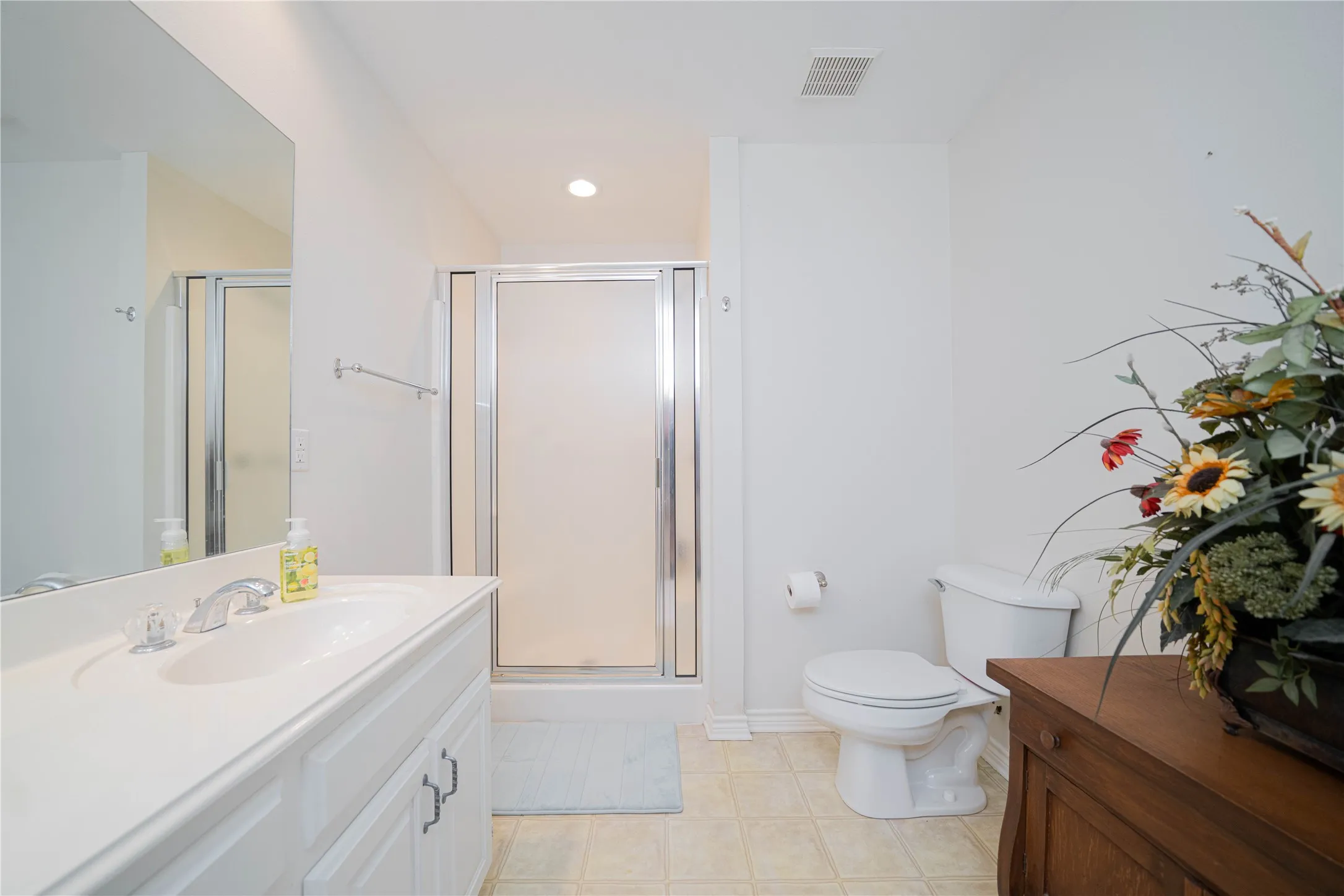 Single Family Residence For Sale in Titus County , 370 Bass Creek Trail, Mt Pleasant, Texas 75455, 4 Bedroom, 3 Bathroom, 2 Garage spaces, 2,595 Sqft, built in 2002, Preowned, mls#21195659, Real Estate Agent in Mt Pleasant, Homes For Sale in Titus county, Homes For Sale in Mt Pleasant, Realtor in Mt Pleasant Texas, Real Estate Brokerage Independent Realty Texas, Luminita Cordes Realtor