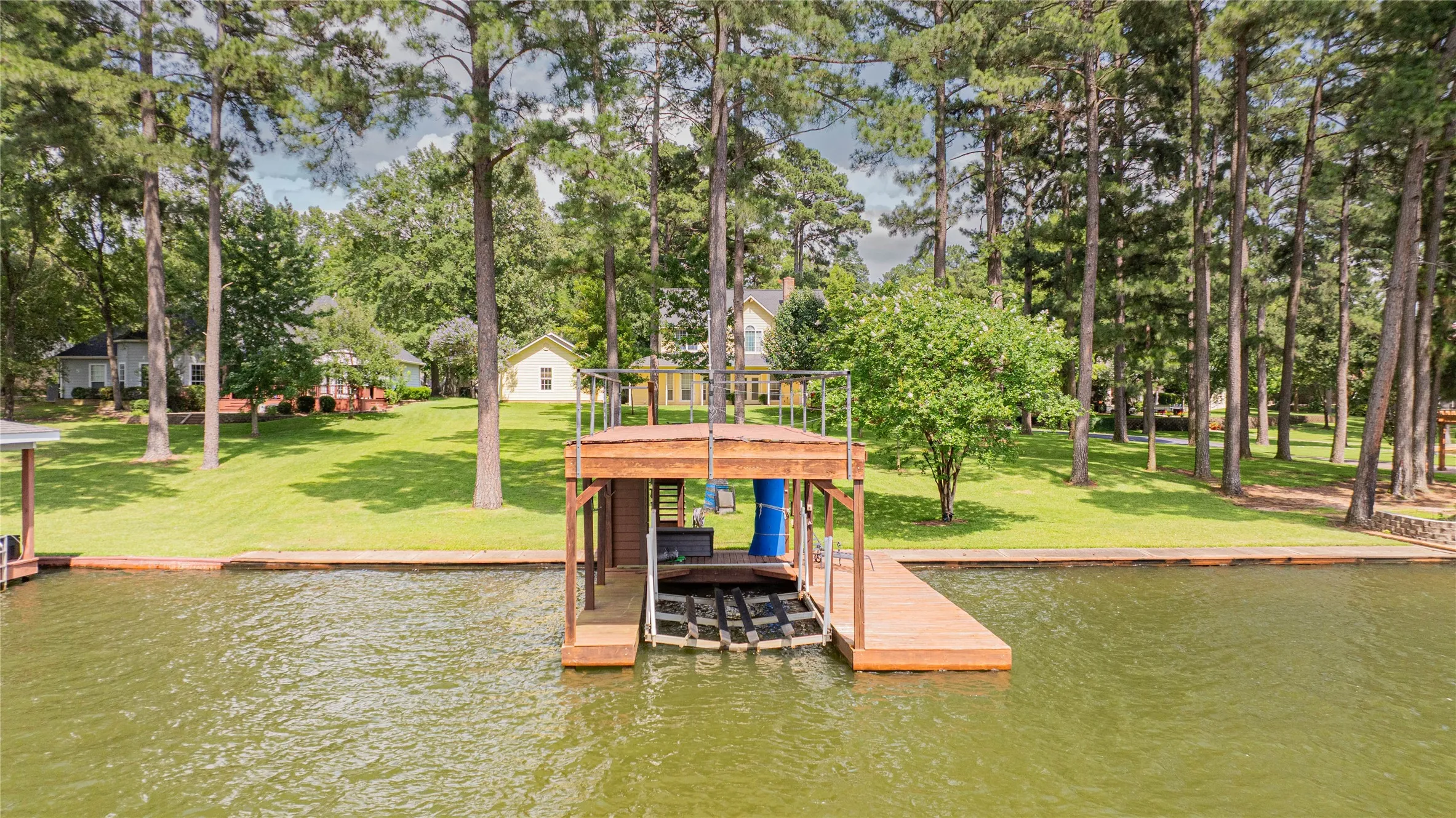 Single Family Residence For Sale in Titus County , 370 Bass Creek Trail, Mt Pleasant, Texas 75455, 4 Bedroom, 3 Bathroom, 2 Garage spaces, 2,595 Sqft, built in 2002, Preowned, mls#21195659, Real Estate Agent in Mt Pleasant, Homes For Sale in Titus county, Homes For Sale in Mt Pleasant, Realtor in Mt Pleasant Texas, Real Estate Brokerage Independent Realty Texas, Luminita Cordes Realtor