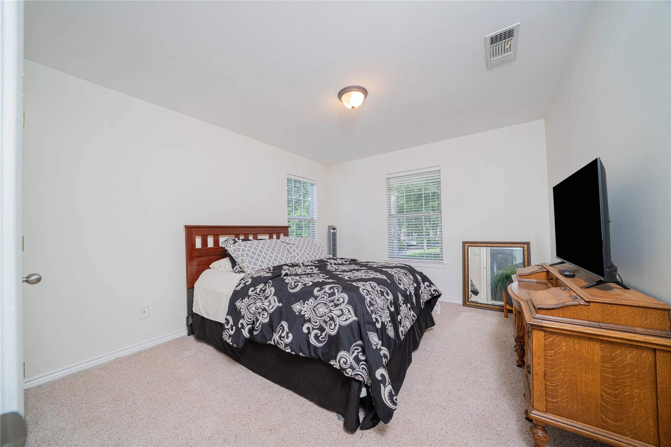 Single Family Residence For Sale in Titus County , 370 Bass Creek Trail, Mt Pleasant, Texas 75455, 4 Bedroom, 3 Bathroom, 2 Garage spaces, 2,595 Sqft, built in 2002, Preowned, mls#21195659, Real Estate Agent in Mt Pleasant, Homes For Sale in Titus county, Homes For Sale in Mt Pleasant, Realtor in Mt Pleasant Texas, Real Estate Brokerage Independent Realty Texas, Luminita Cordes Realtor