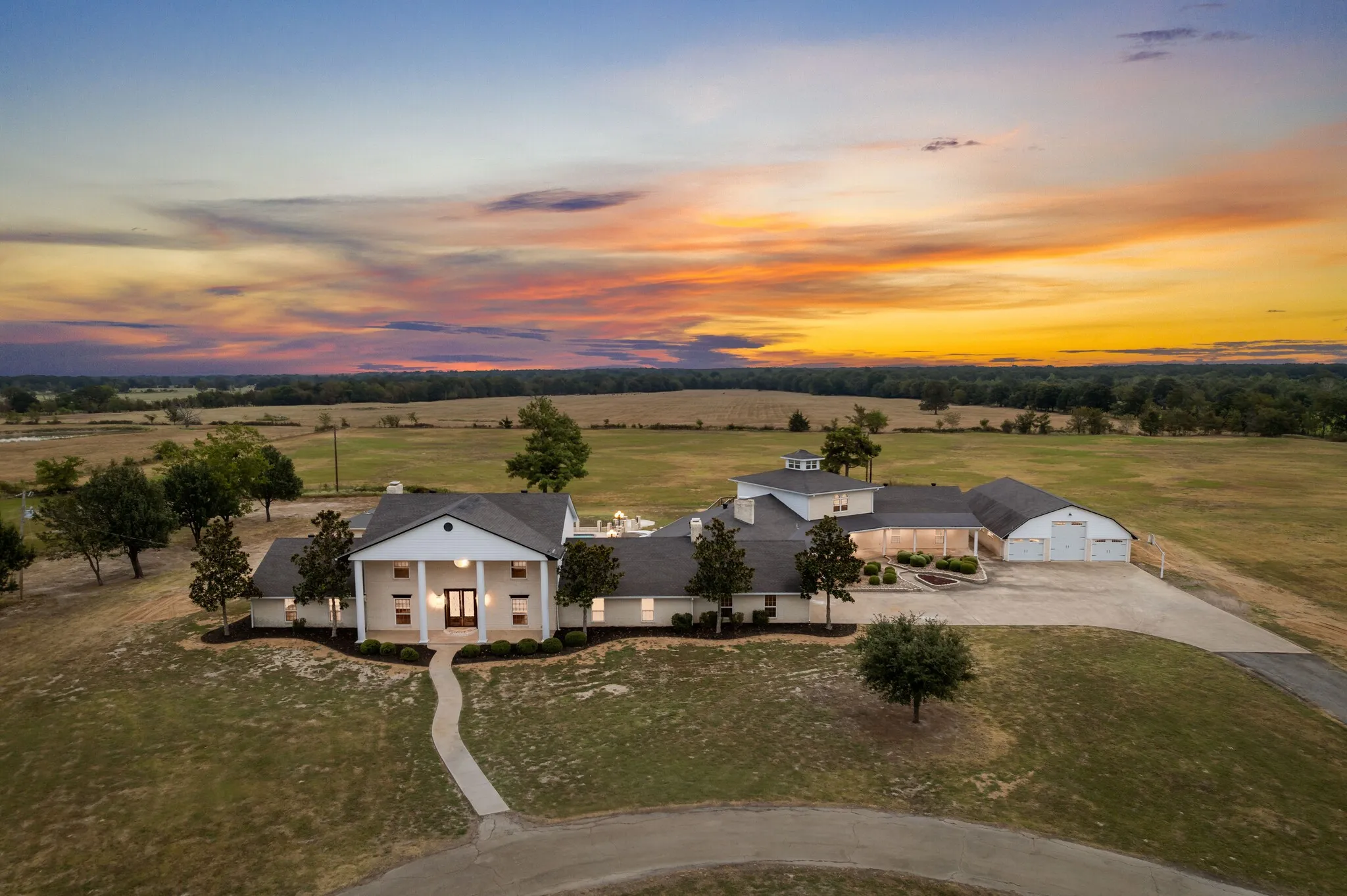 Single Family Residence For Sale in Lamar County , 11254 Farm Road 195, Paris, Texas 75462, 5 Bedroom, 7 Bathroom, 4 Garage spaces, 12,329 Sqft, built in 1983, Preowned, mls#21195626, Real Estate Agent in Paris, Homes For Sale in Lamar county, Homes For Sale in Paris, Realtor in Paris Texas, Real Estate Brokerage Independent Realty Texas, Luminita Cordes Realtor