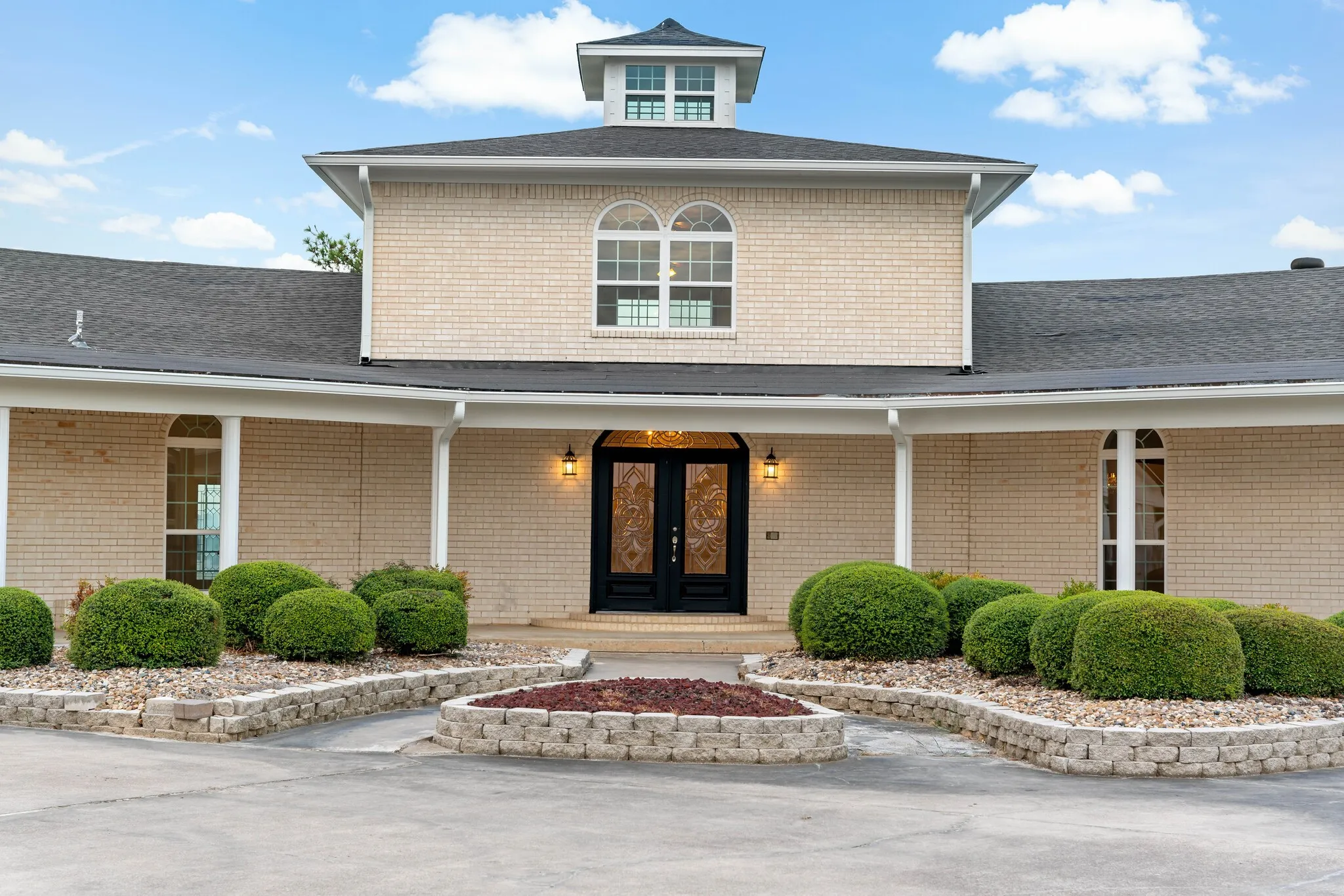 Single Family Residence For Sale in Lamar County , 11254 Farm Road 195, Paris, Texas 75462, 5 Bedroom, 7 Bathroom, 4 Garage spaces, 12,329 Sqft, built in 1983, Preowned, mls#21195626, Real Estate Agent in Paris, Homes For Sale in Lamar county, Homes For Sale in Paris, Realtor in Paris Texas, Real Estate Brokerage Independent Realty Texas, Luminita Cordes Realtor